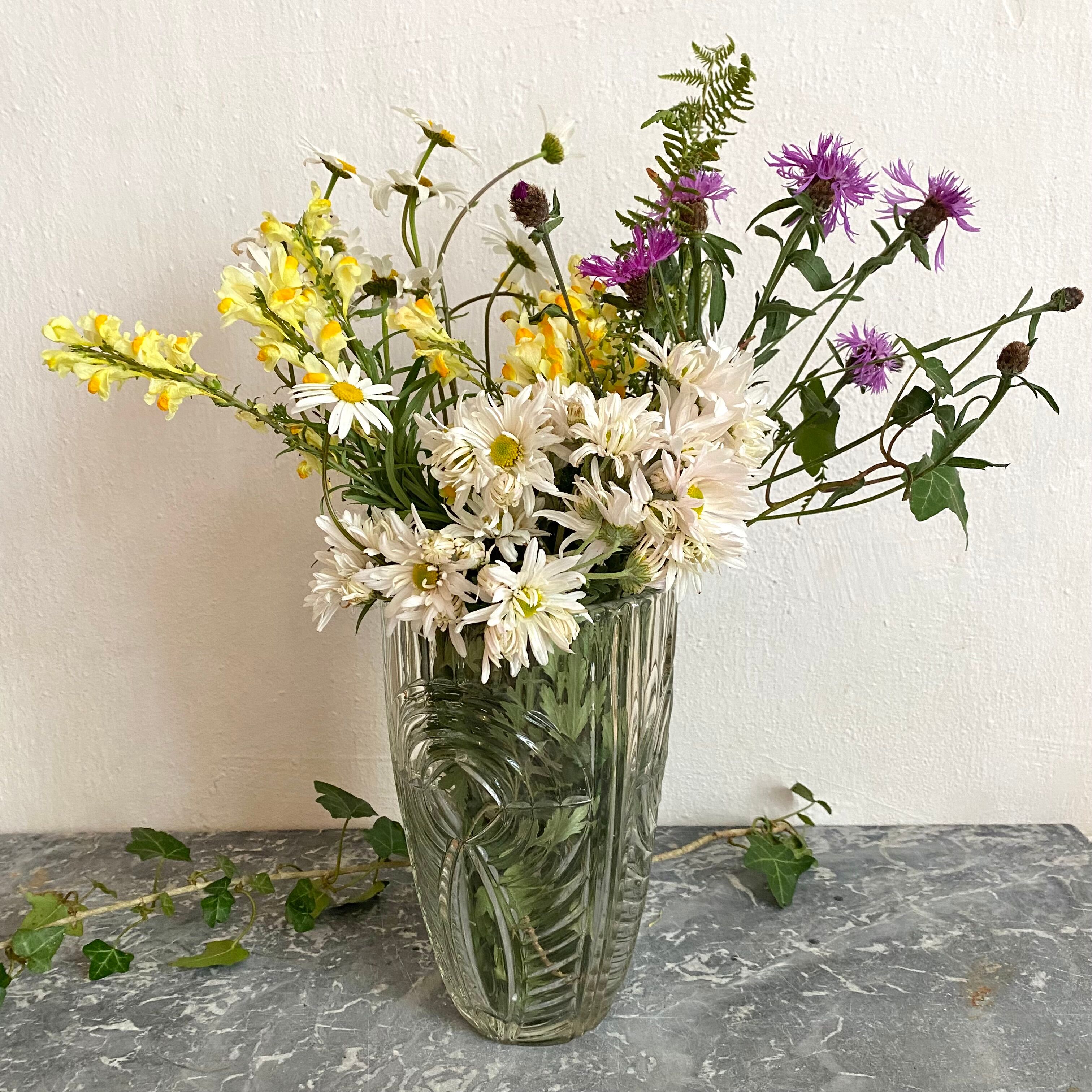 Vase art déco en verre moulé