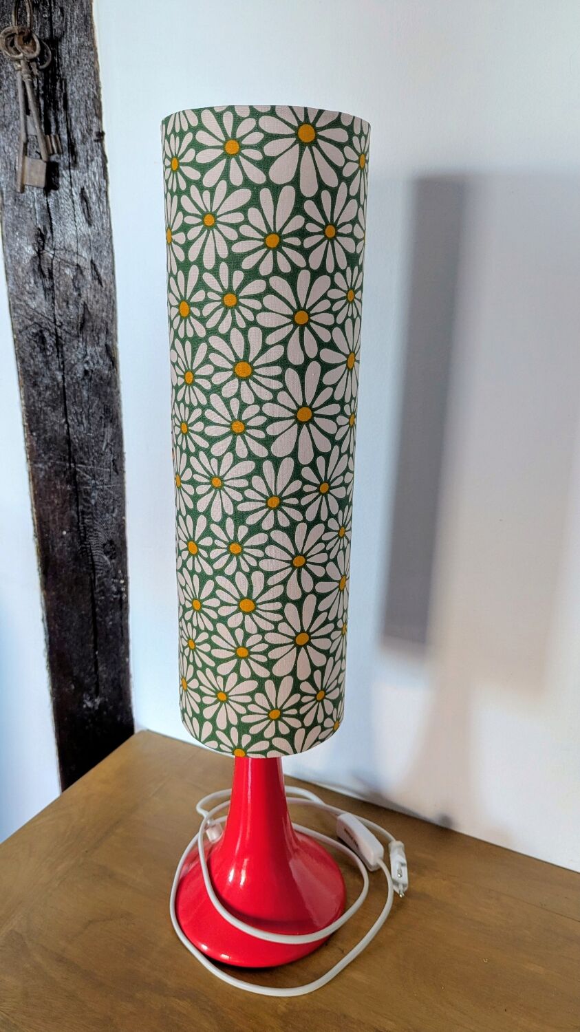 Lampe vintage 70s upcyclée, pied rose, abat-jour floral marguerites