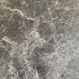 Table basse ronde Gubi en métal noir et marbre gris Emperador