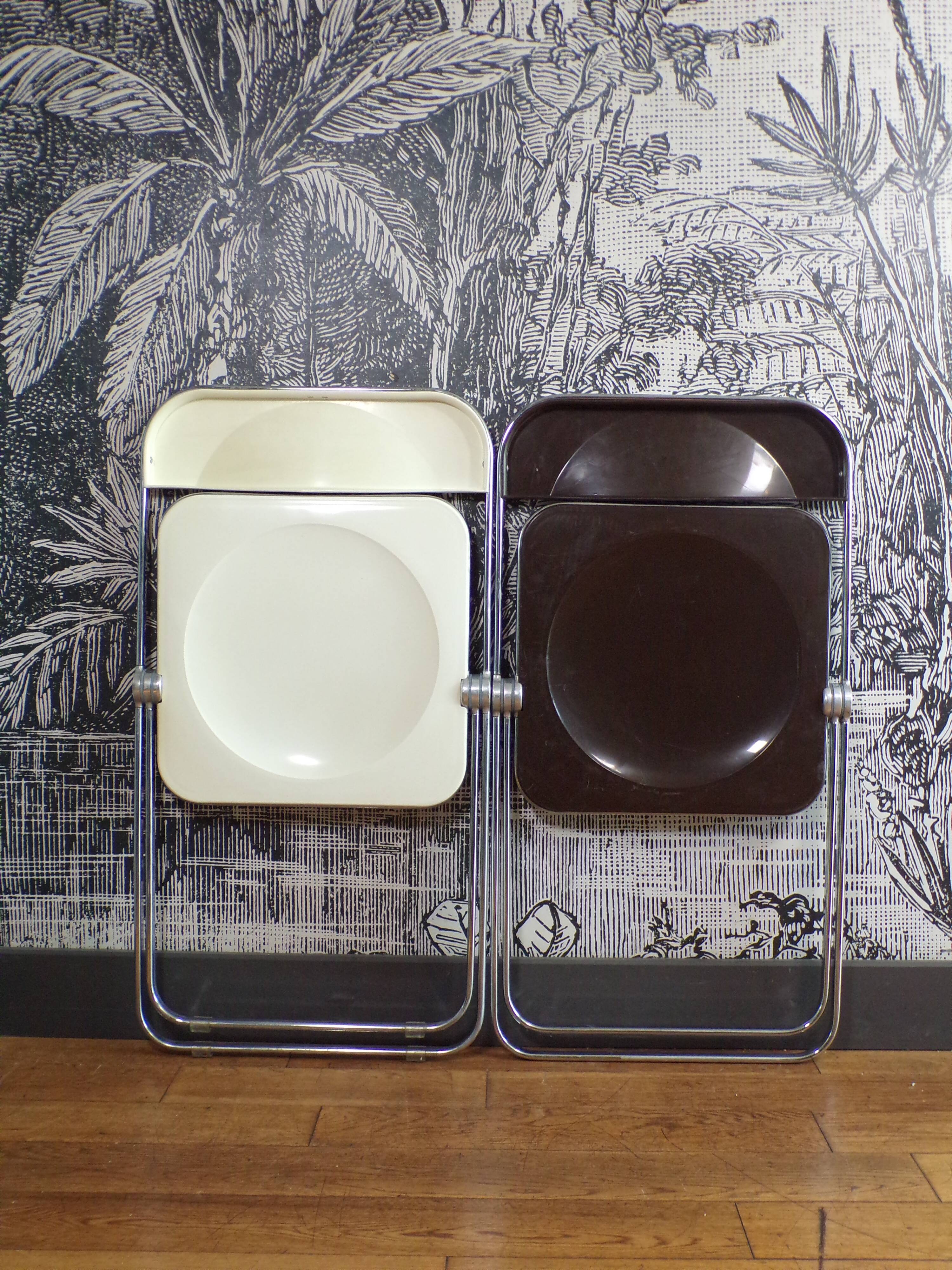 Duo of white and brown Piretti plia chairs