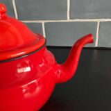 Théière rouge en tôle émaillée