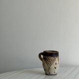 Petite tasse ancienne en terre cuite