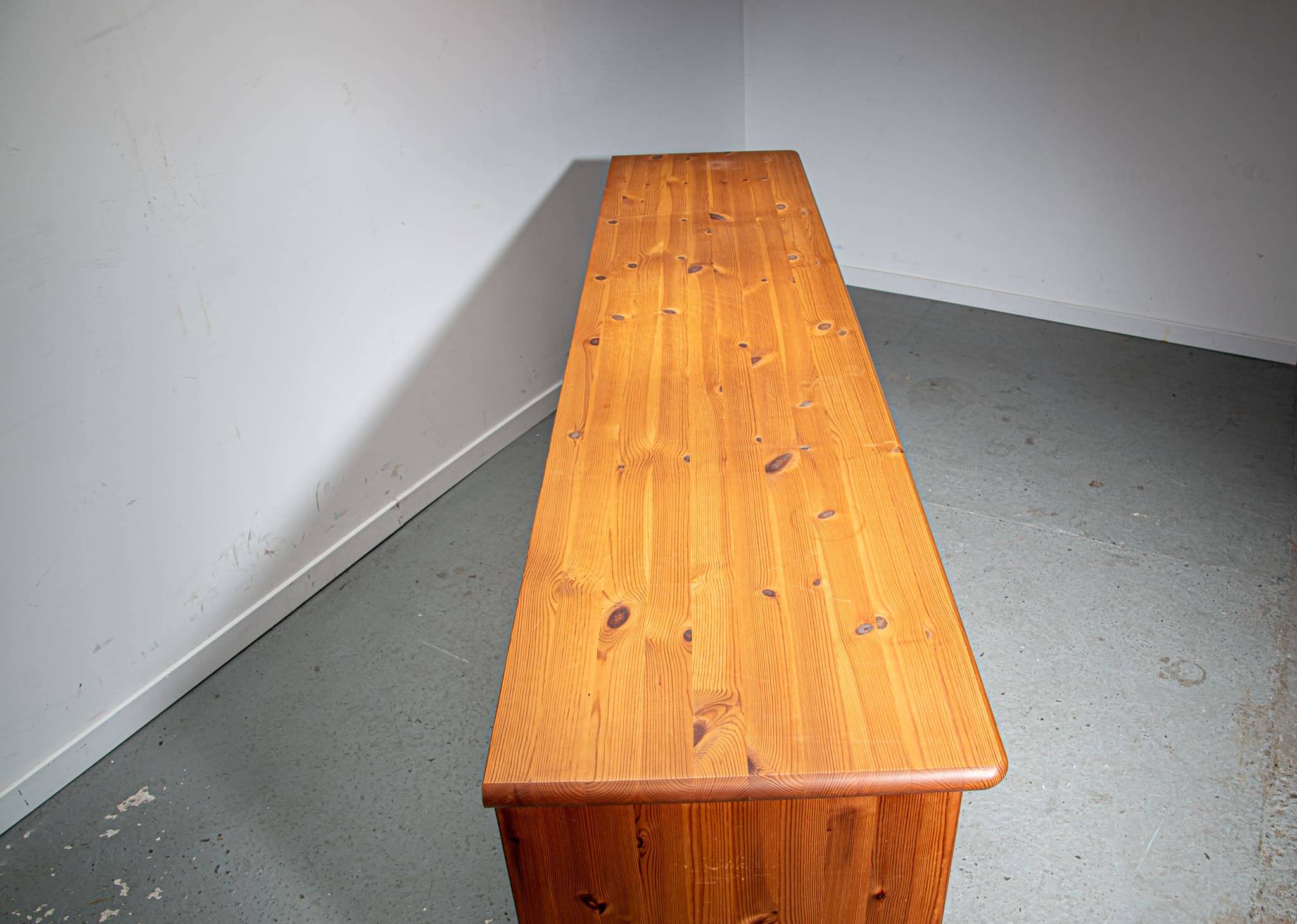 Petit buffet danois en pin des années 1980