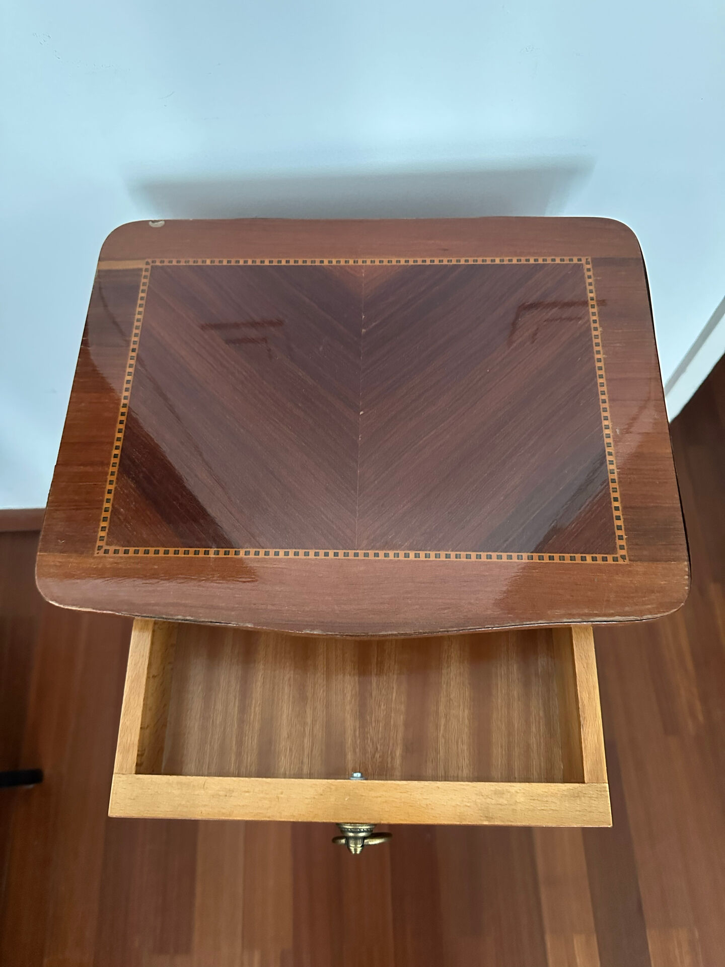 Small bedside table in marquetry in the Louis XV style.