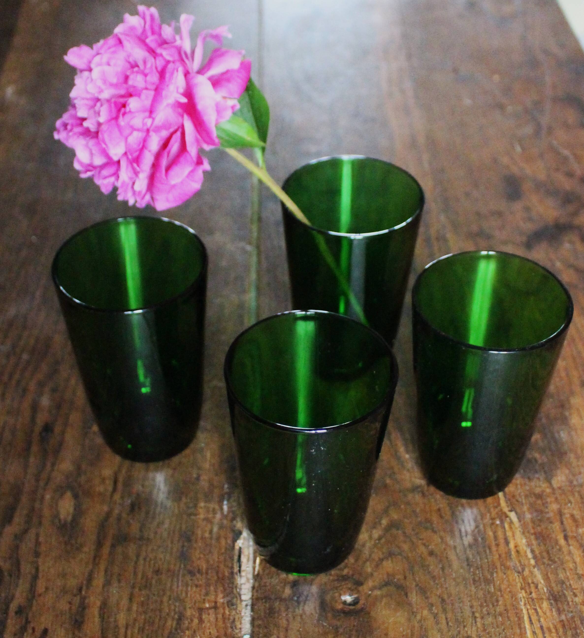 Un lot de 4 grands verres Vereco vert vintage