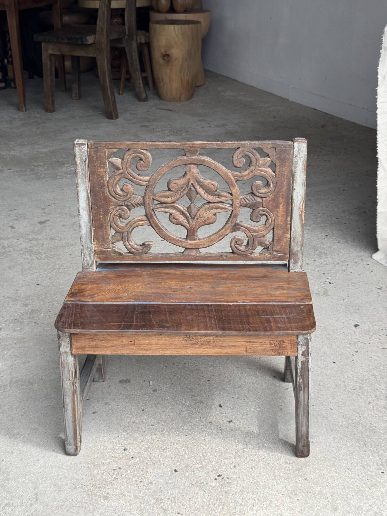 Mini banc à dossier sculpté à motif de rosace et volutes H59 L51