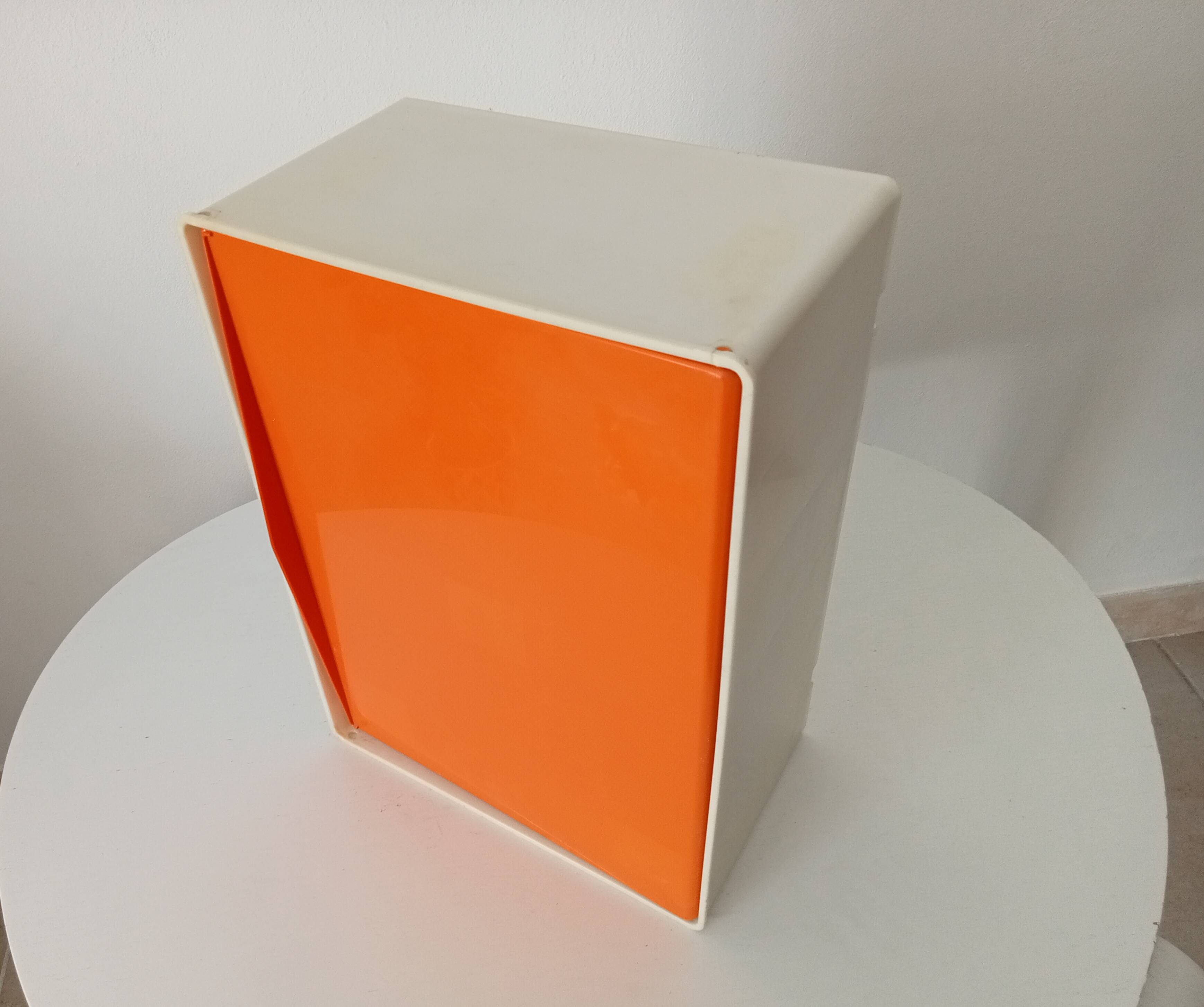 Vintage medicine cabinet in rigid plastic 70s