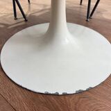 Table ronde blanche pied tulipe attribuée à Arkana