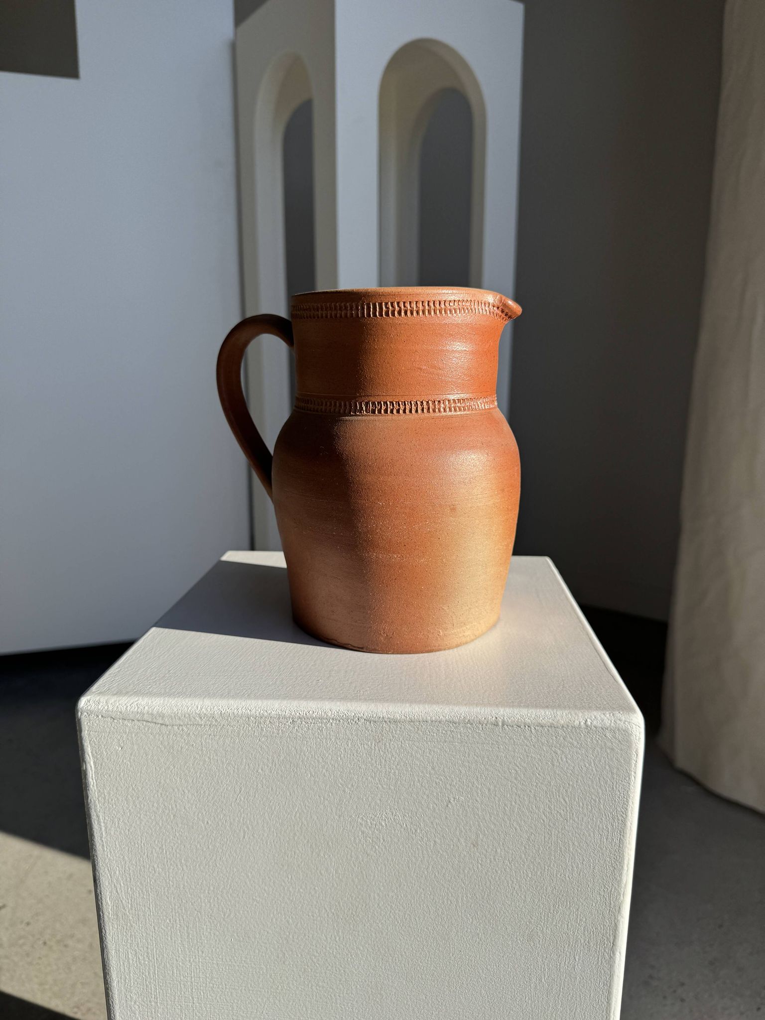 Grande carafe en grès orange Grès Bonneval Made in France au dessous H18