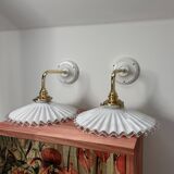 Deux appliques murales en opaline blanche dentelée