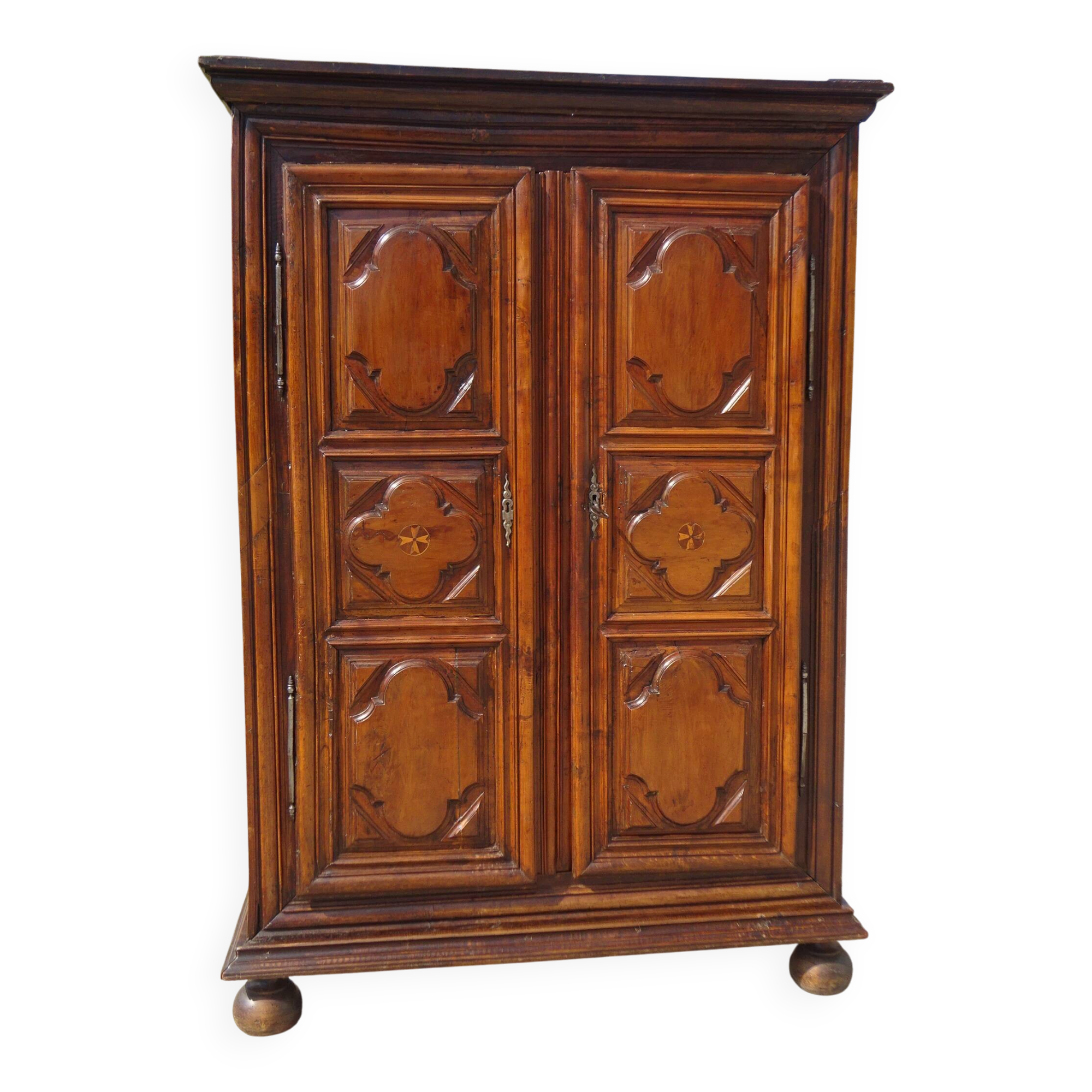 Ancienne armoire Louis XIII en noyer massif