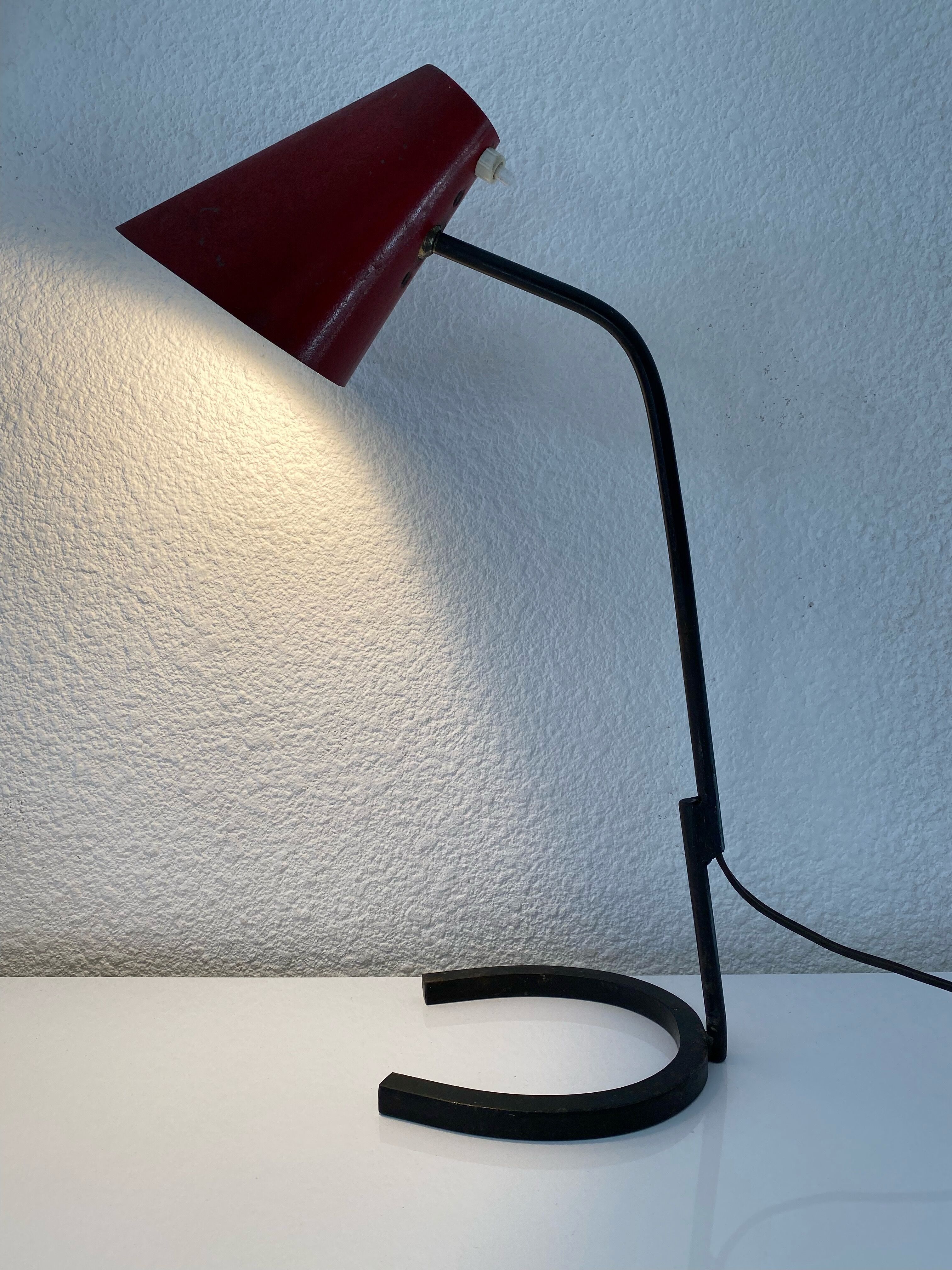 Cocotte lamp in red and black metal, design of the 50s.