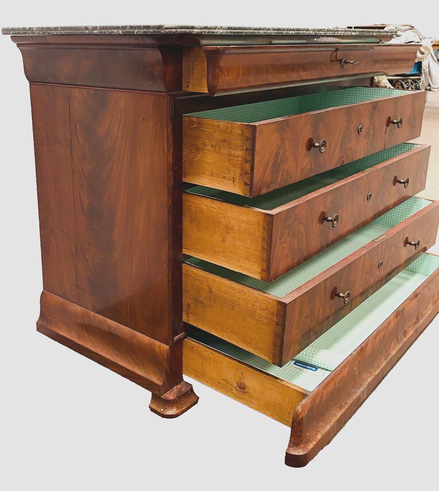 Louois Philippe chest of drawers with double ogees in mahogany and 19th century veneer