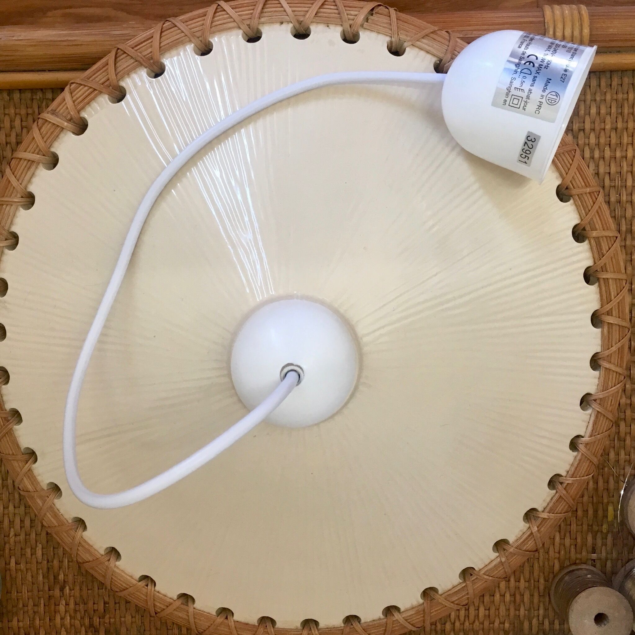 Vintage hanging in rattan and porcelain