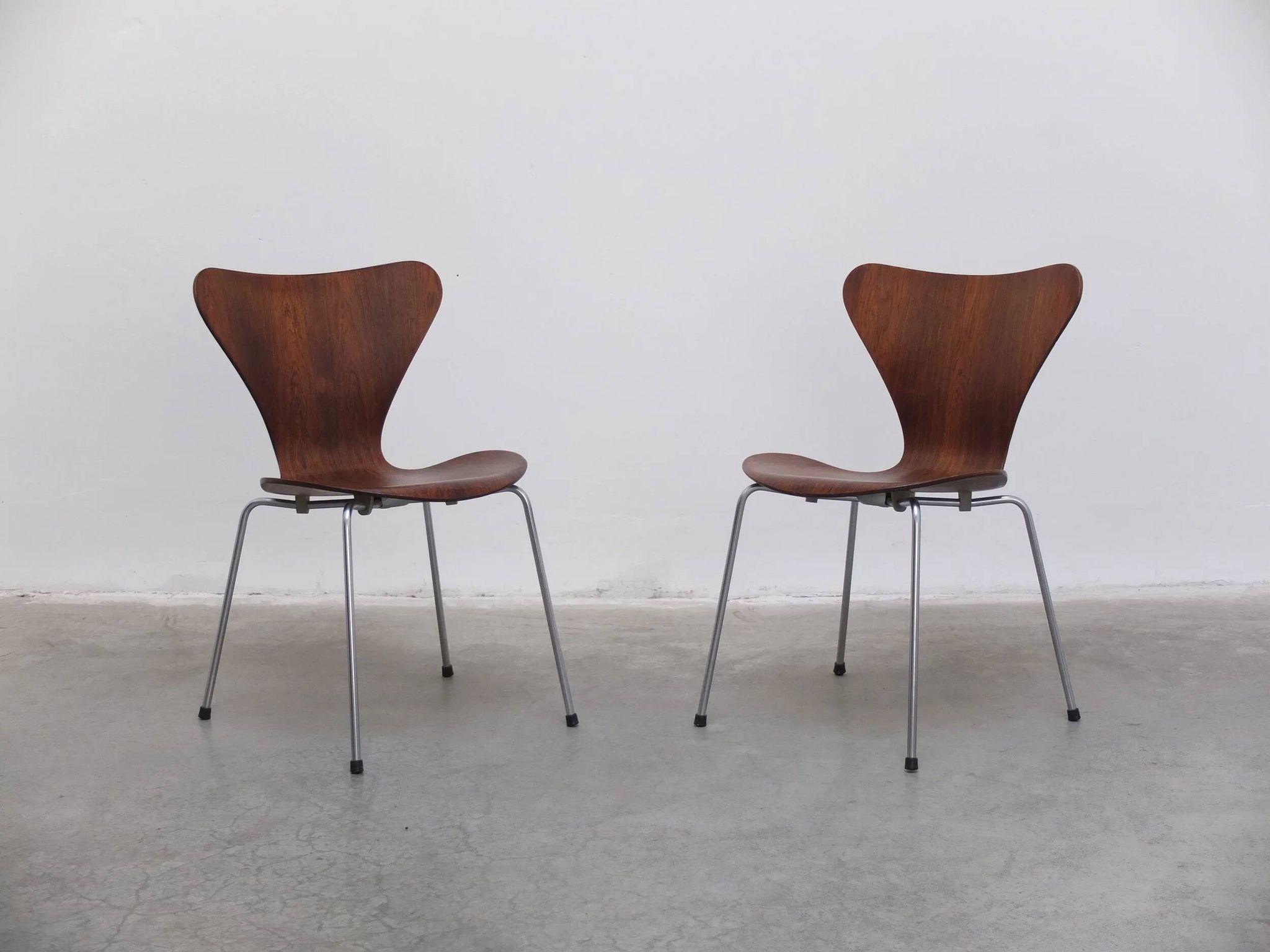 Pair of 'Series 7' chairs in rosewood by Arne Jacobsen for Fritz Hansen, 1955