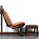 Fauteuil lounge brutaliste en chêne et ottoman, années 1970, lot de 2