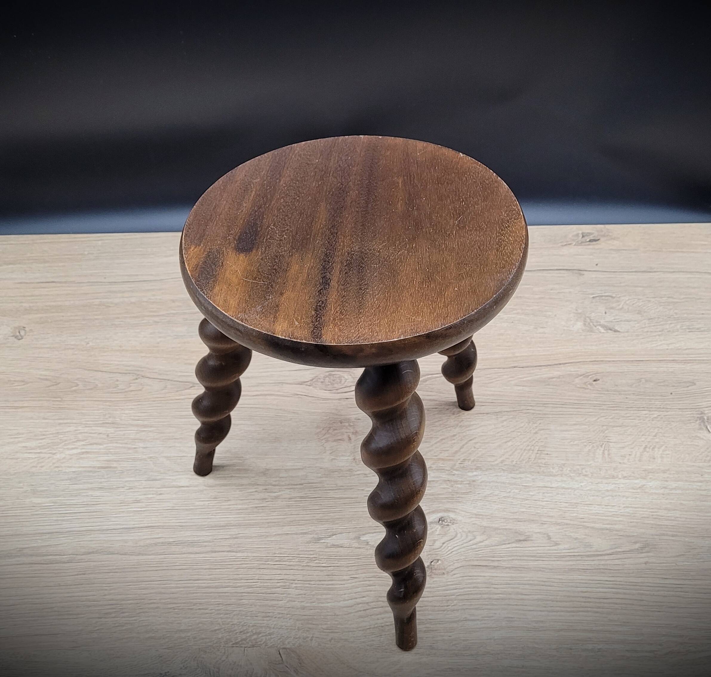 Tripod stool with twisted turned feet