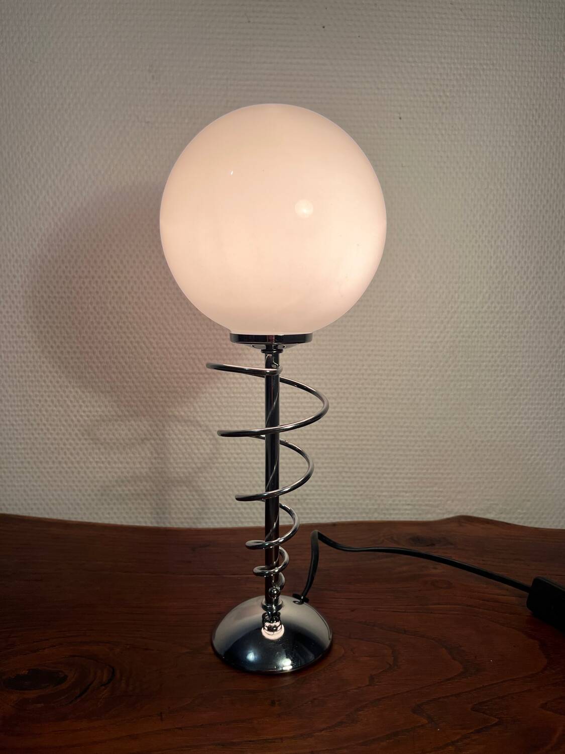 Metal base lamp, spring style, opaline globe