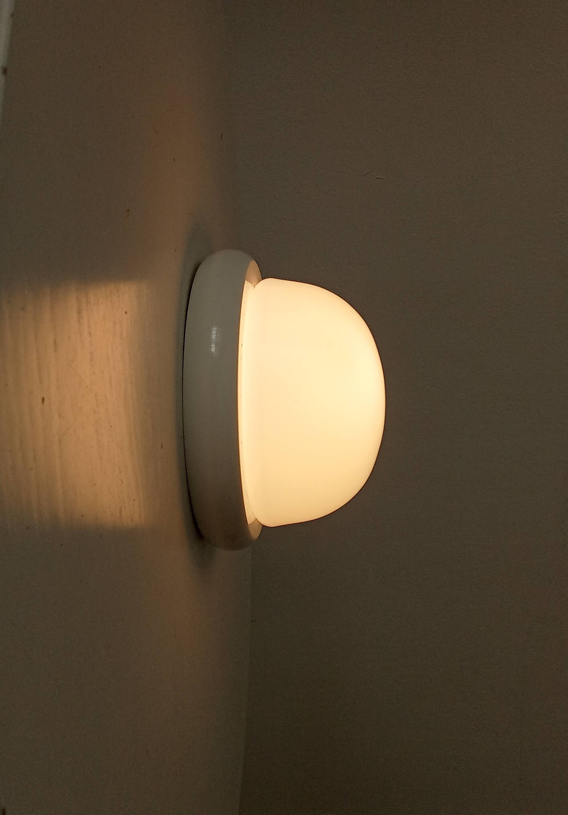 Vintage wall lamp in opaline and lacquered wood