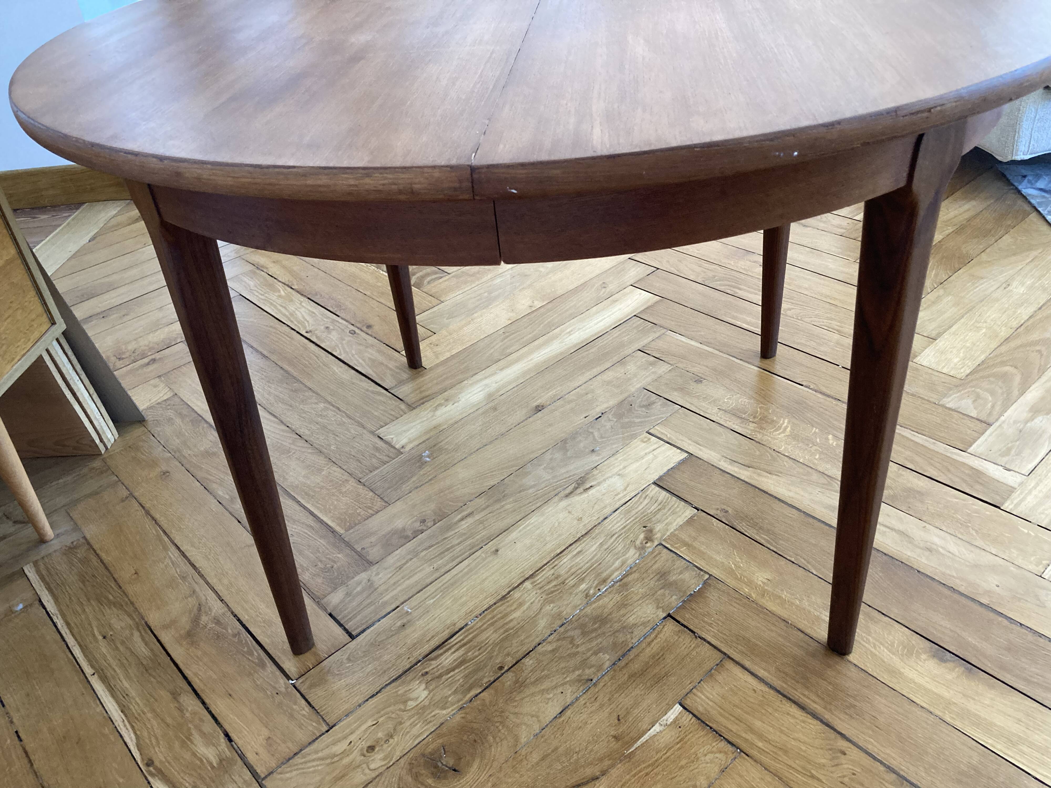 Extendable Scandinavian table