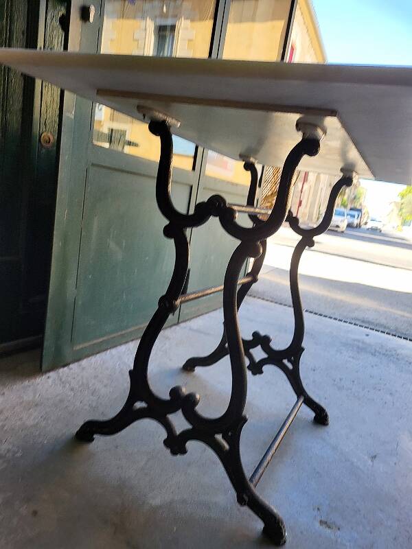 Table bistrot en marbre avec pied en fonte