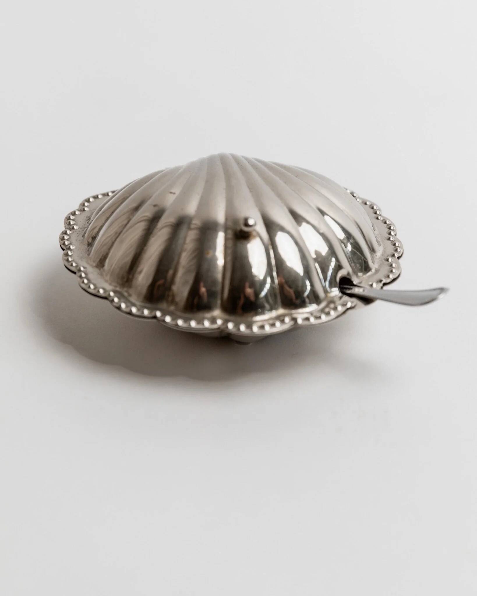 Elegant silver-tone Italian vintage 1960s shell-shaped sugar bowl with spoon