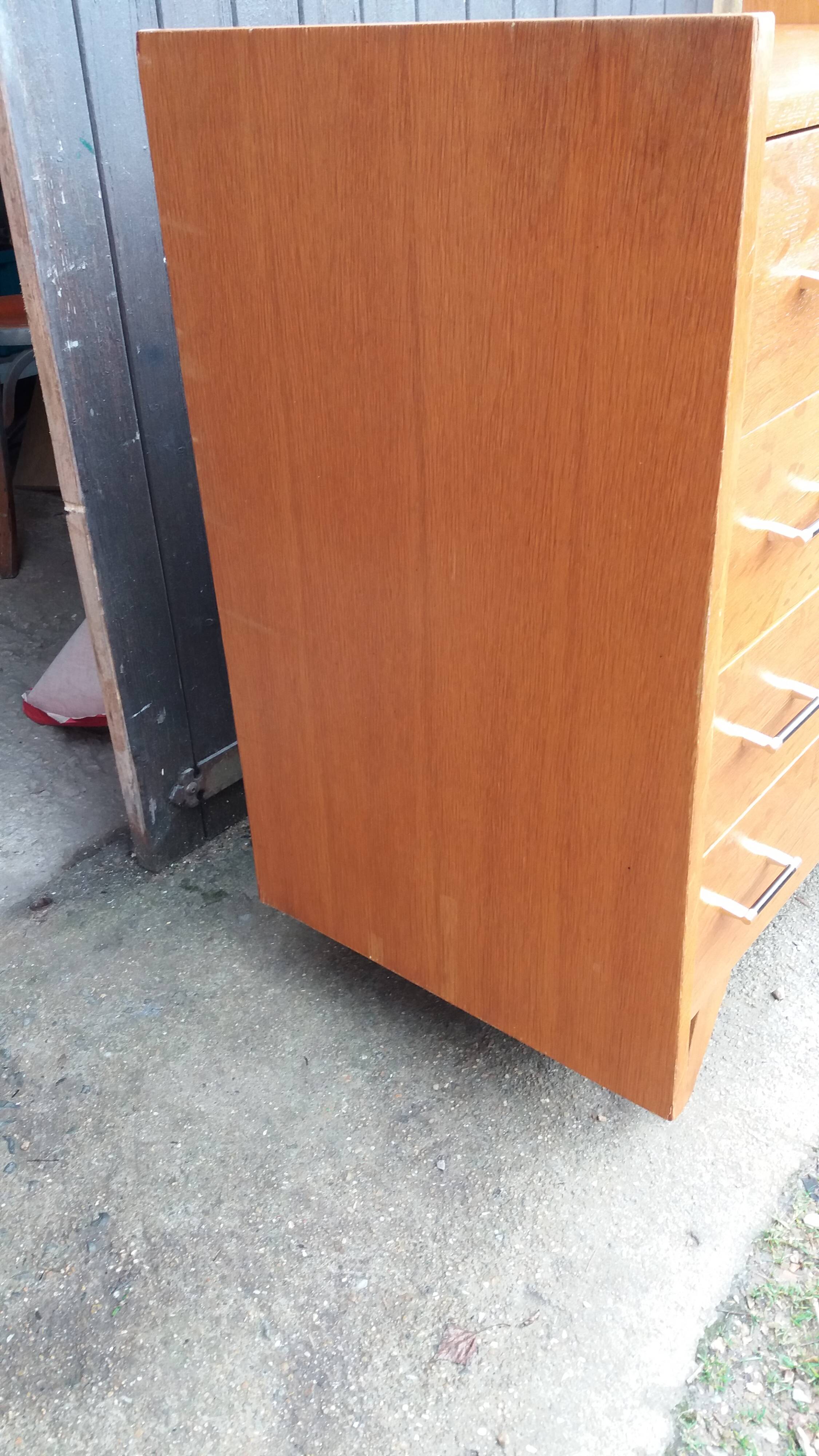 Vintage chest of drawers, tapered legs.