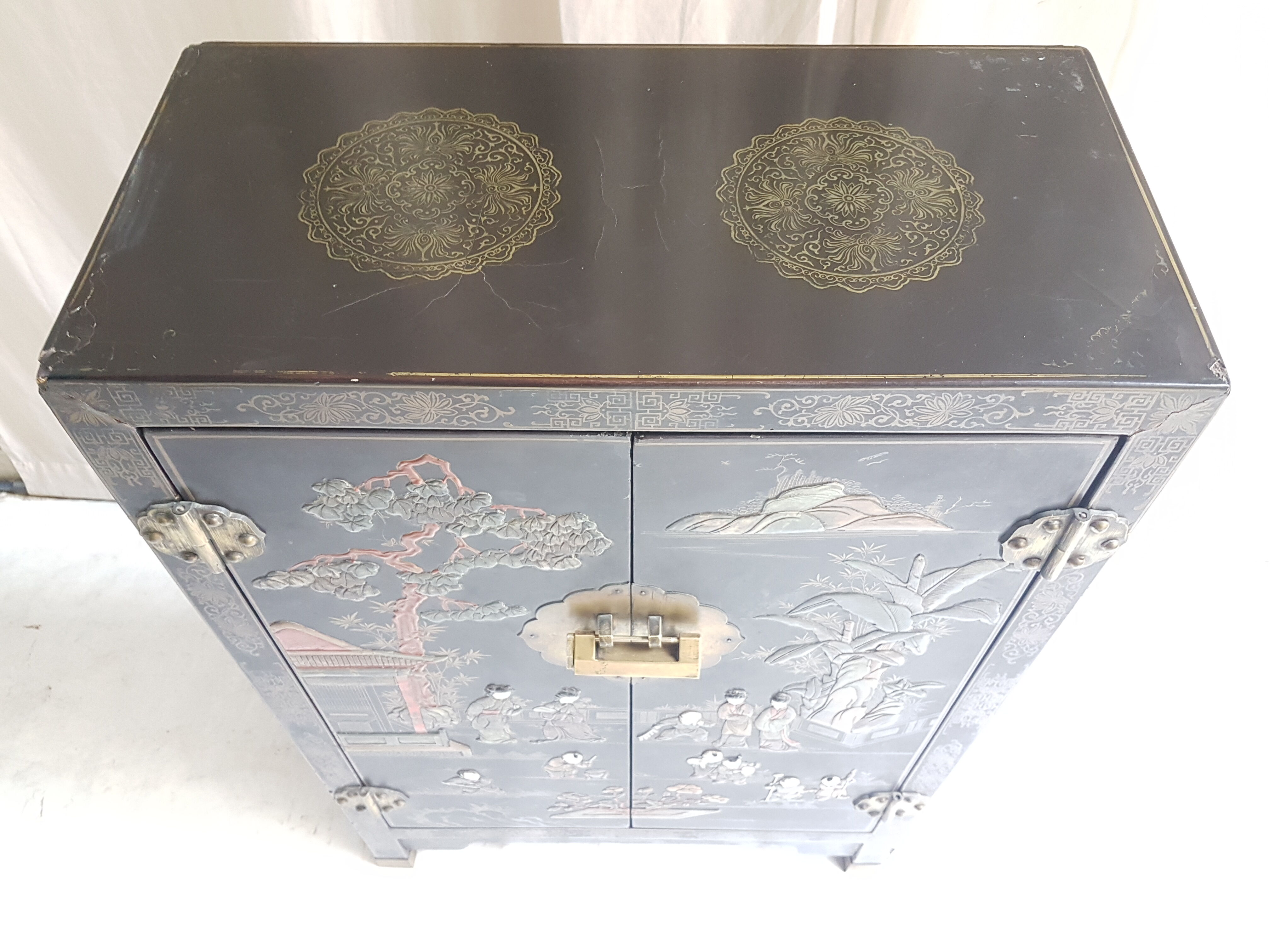 Chinese Bahut in 2-door laque