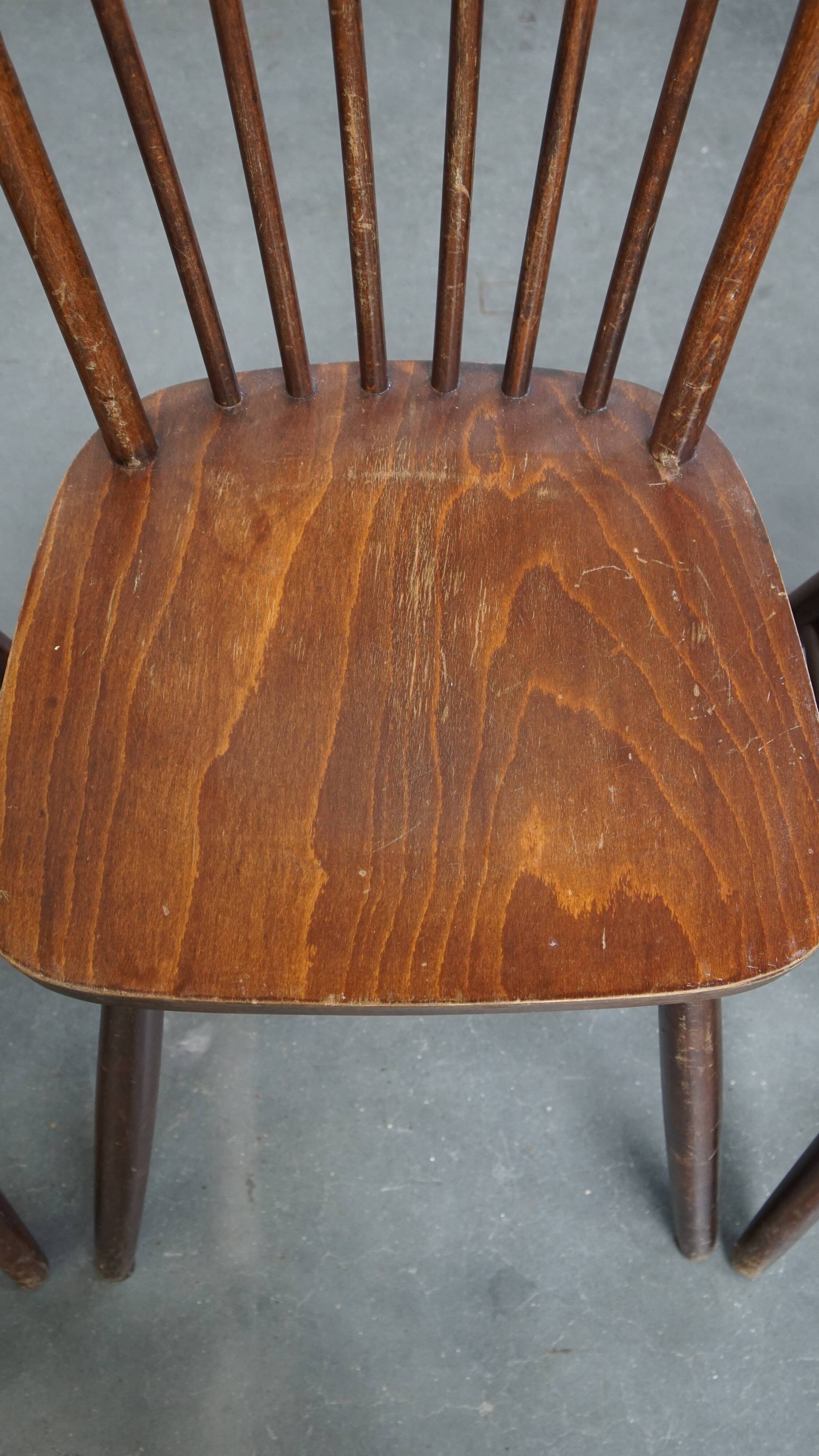 Ensemble de 8 chaises Windsor vintage en bois à dossier fuseau des années 1970