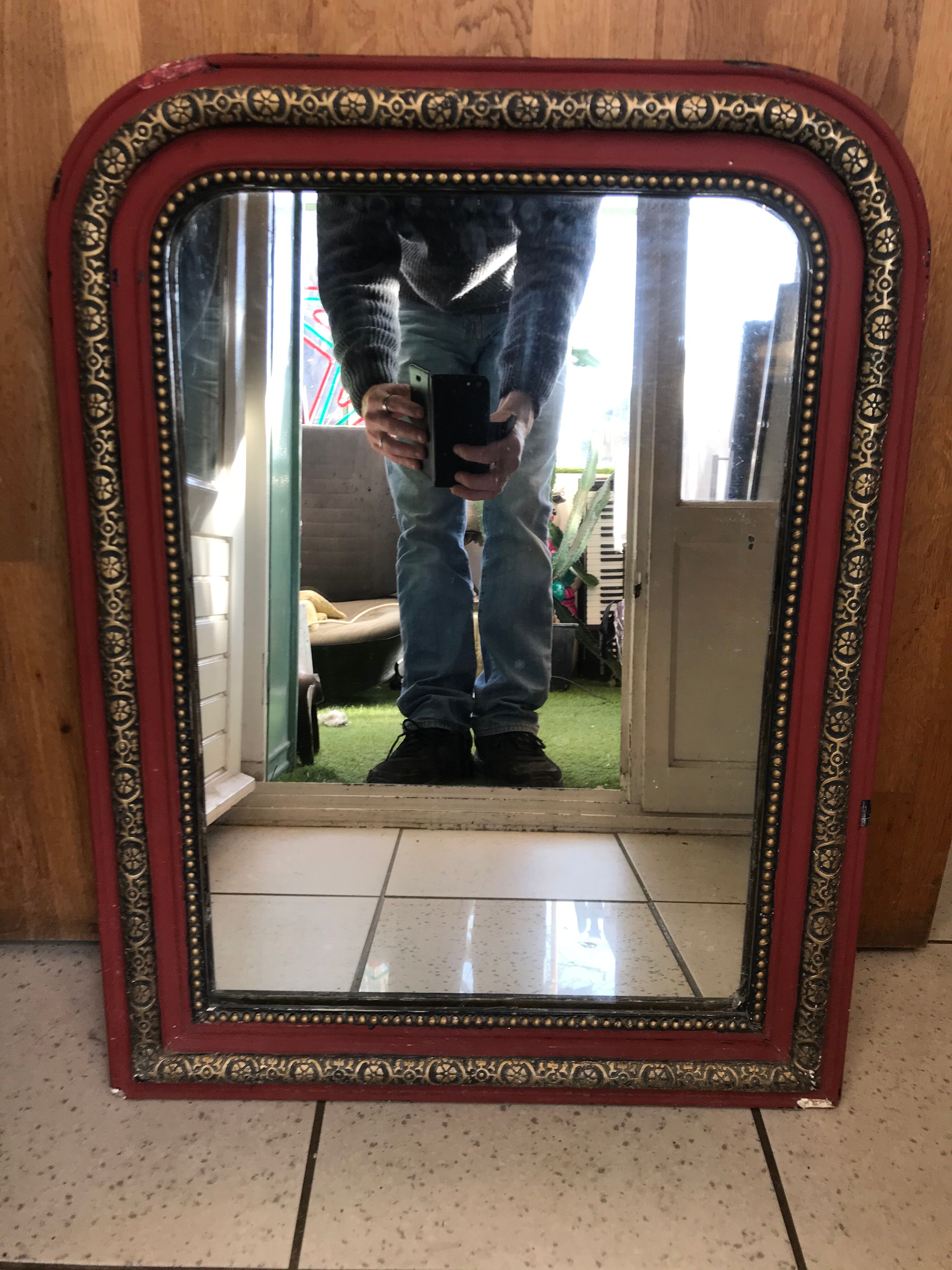 Antique Louis Philippe mirror in wood and plaster with a row of pearls and vintage friezes