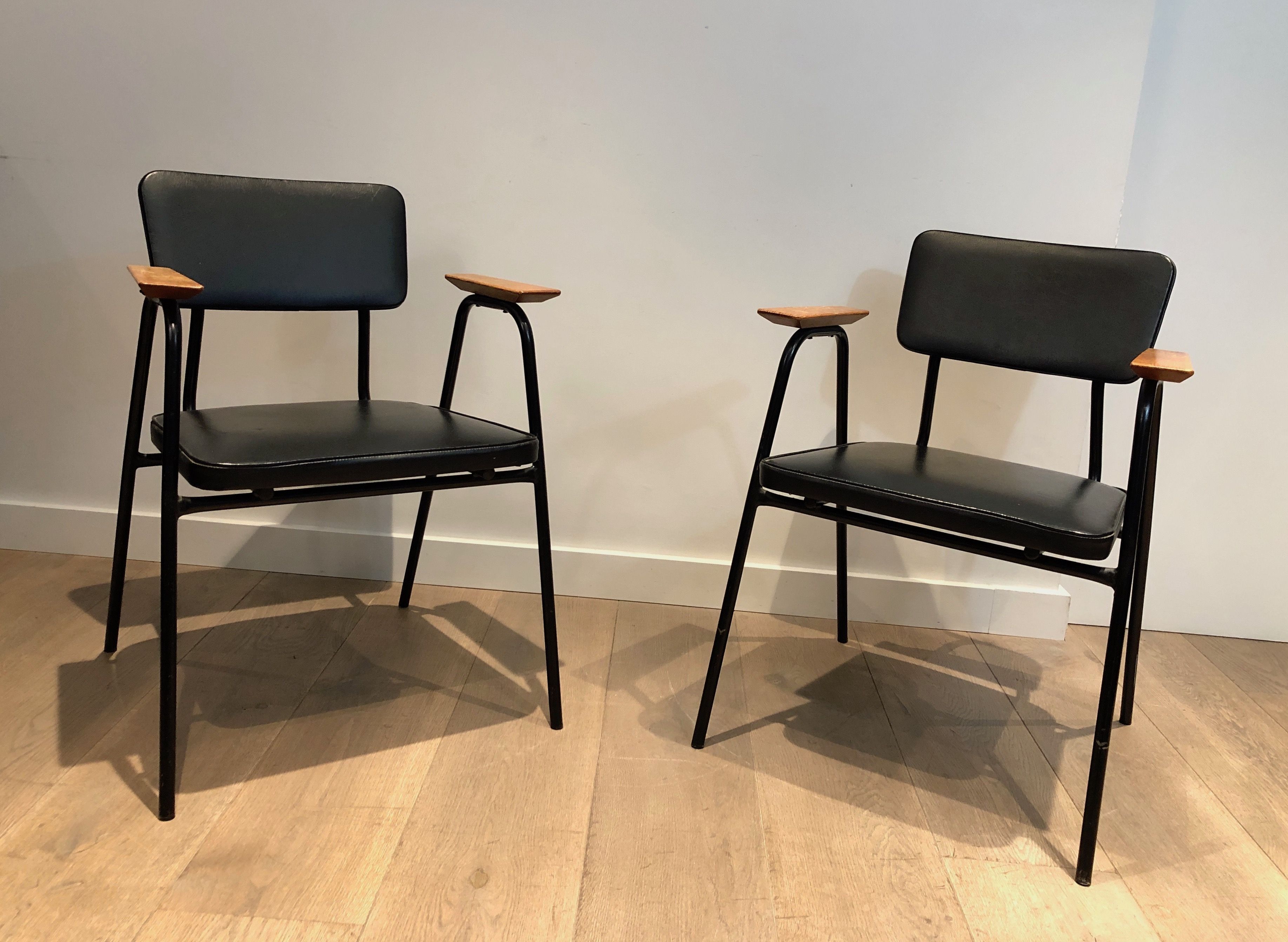 Paire de fauteuils laqués noirs modèle "M" de Pierre Guariche, vers 1950