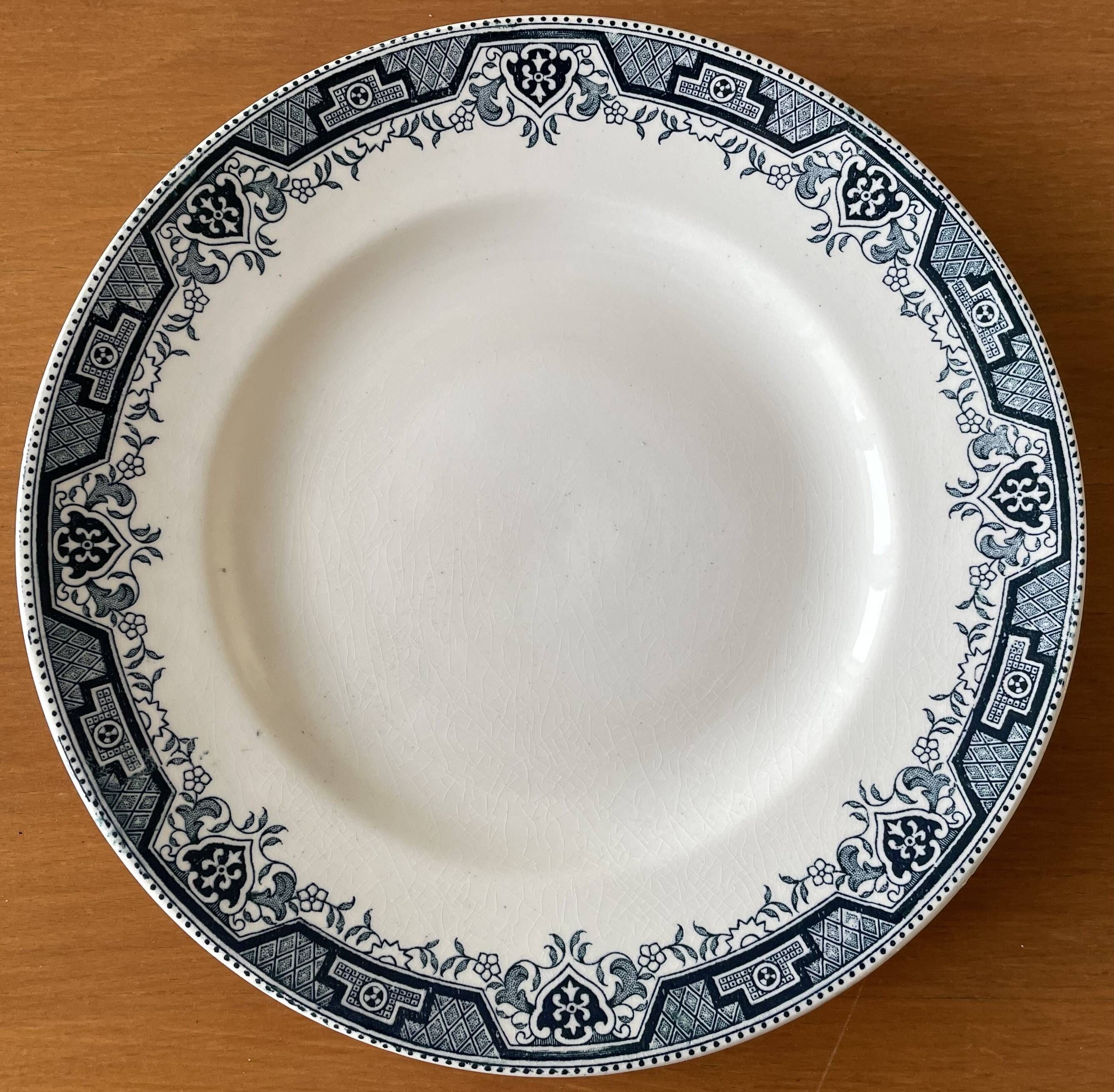 6 antique flat plates in Saint-Amand earthenware (Nord)