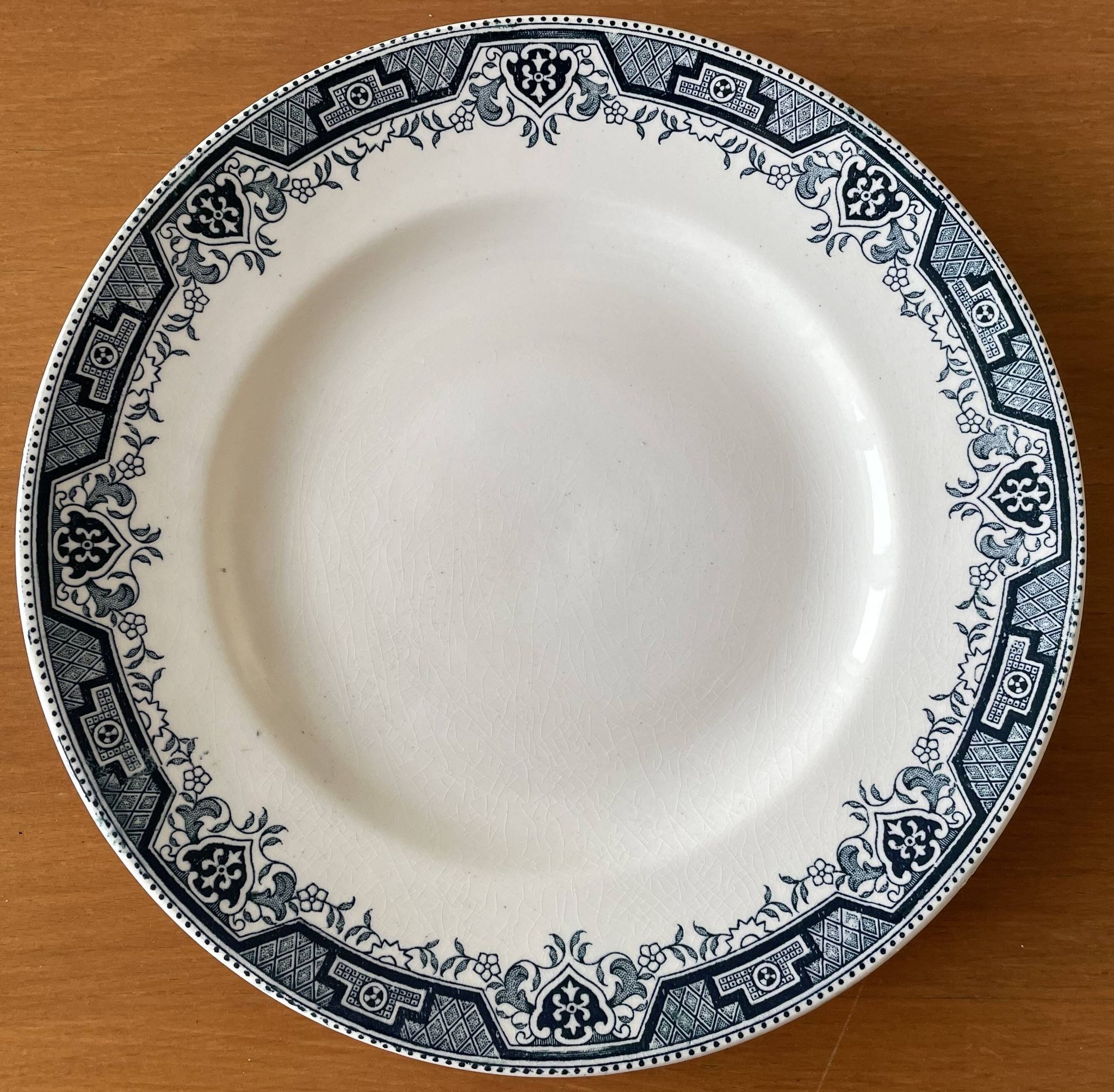6 antique flat plates in Saint-Amand earthenware (Nord)