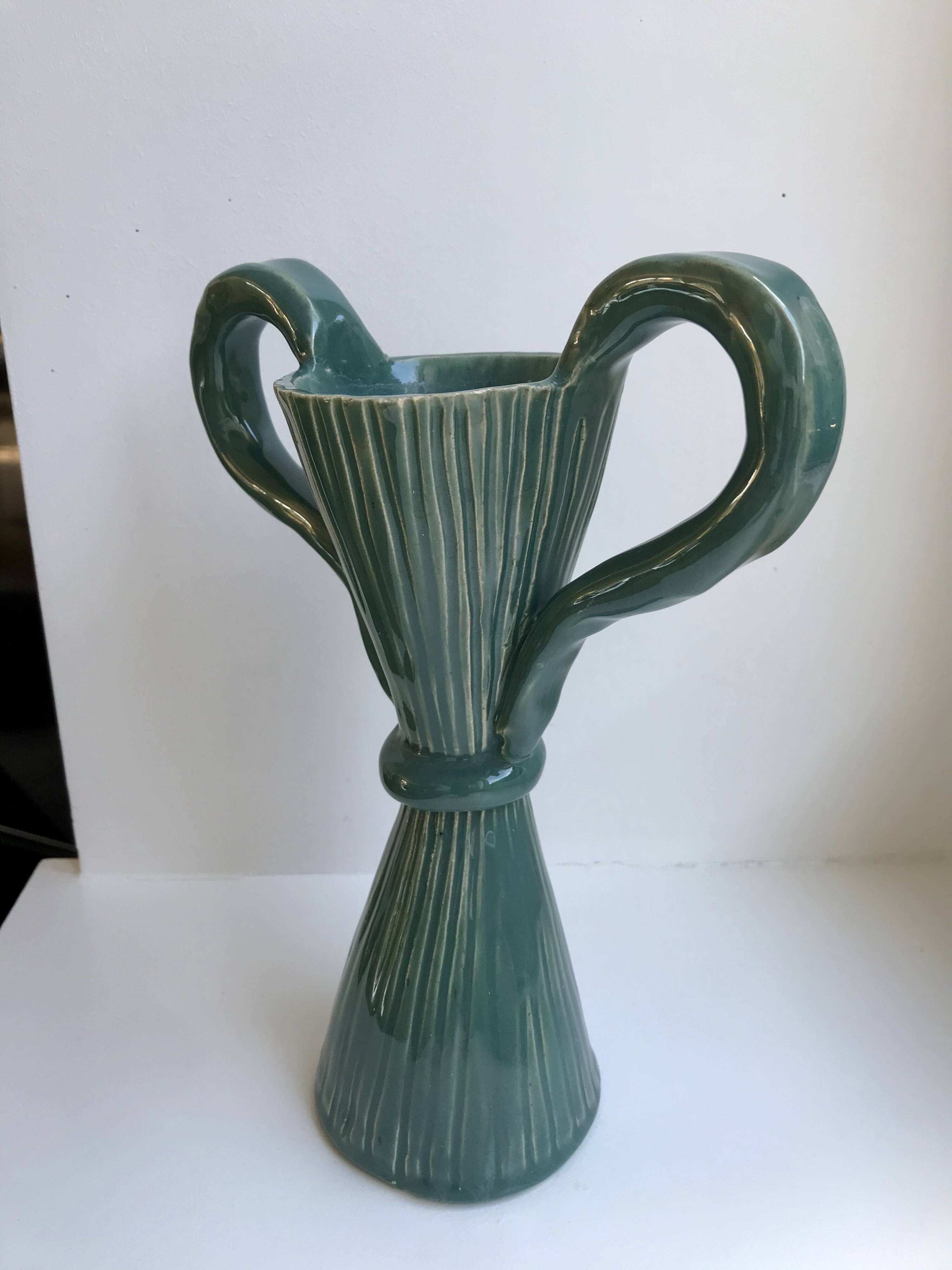 Vase avec anse en céramique poterie signé bleu céladon années 70