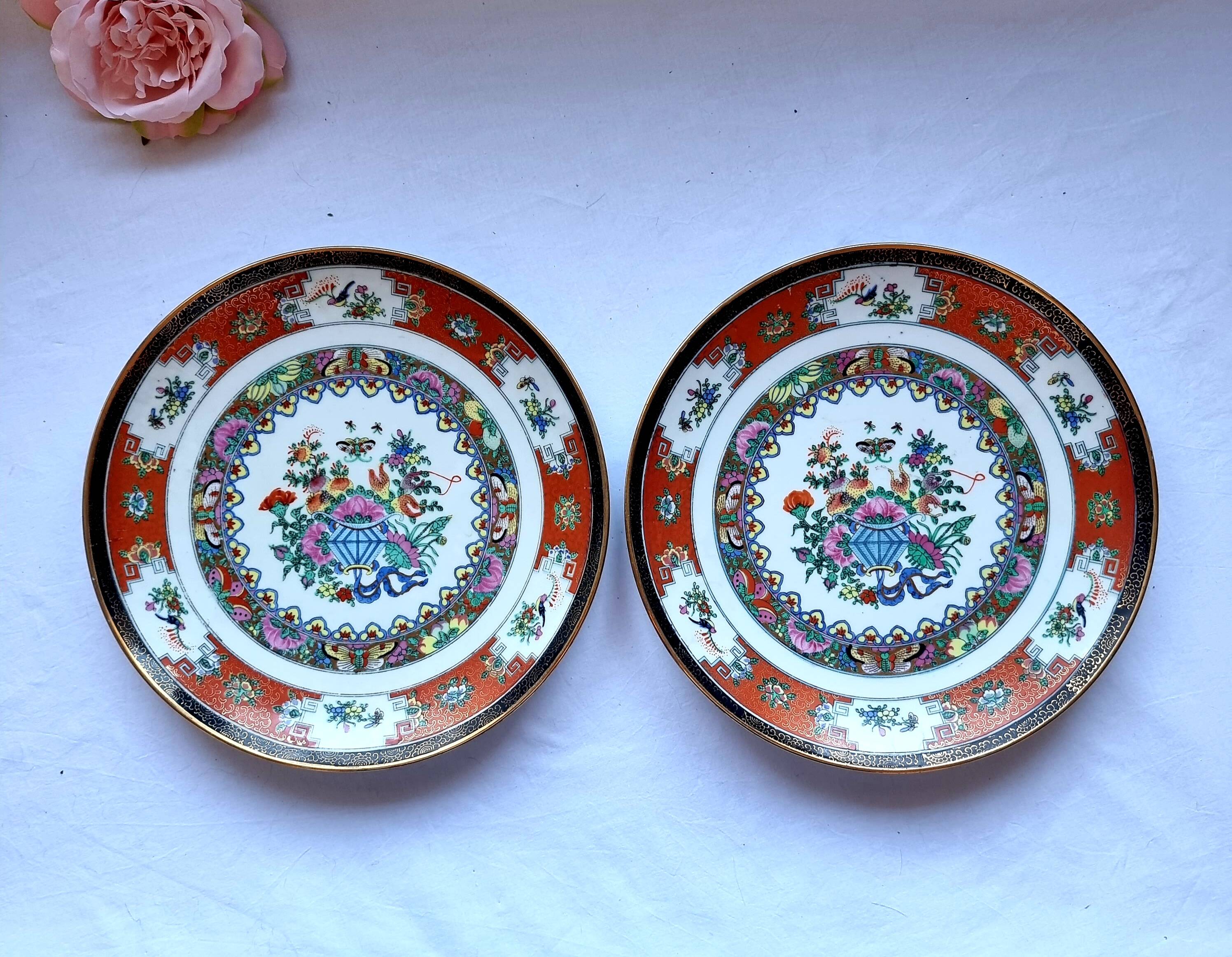 2 hand-painted Chinese plates from the early 20th century famille rose in perfect condition