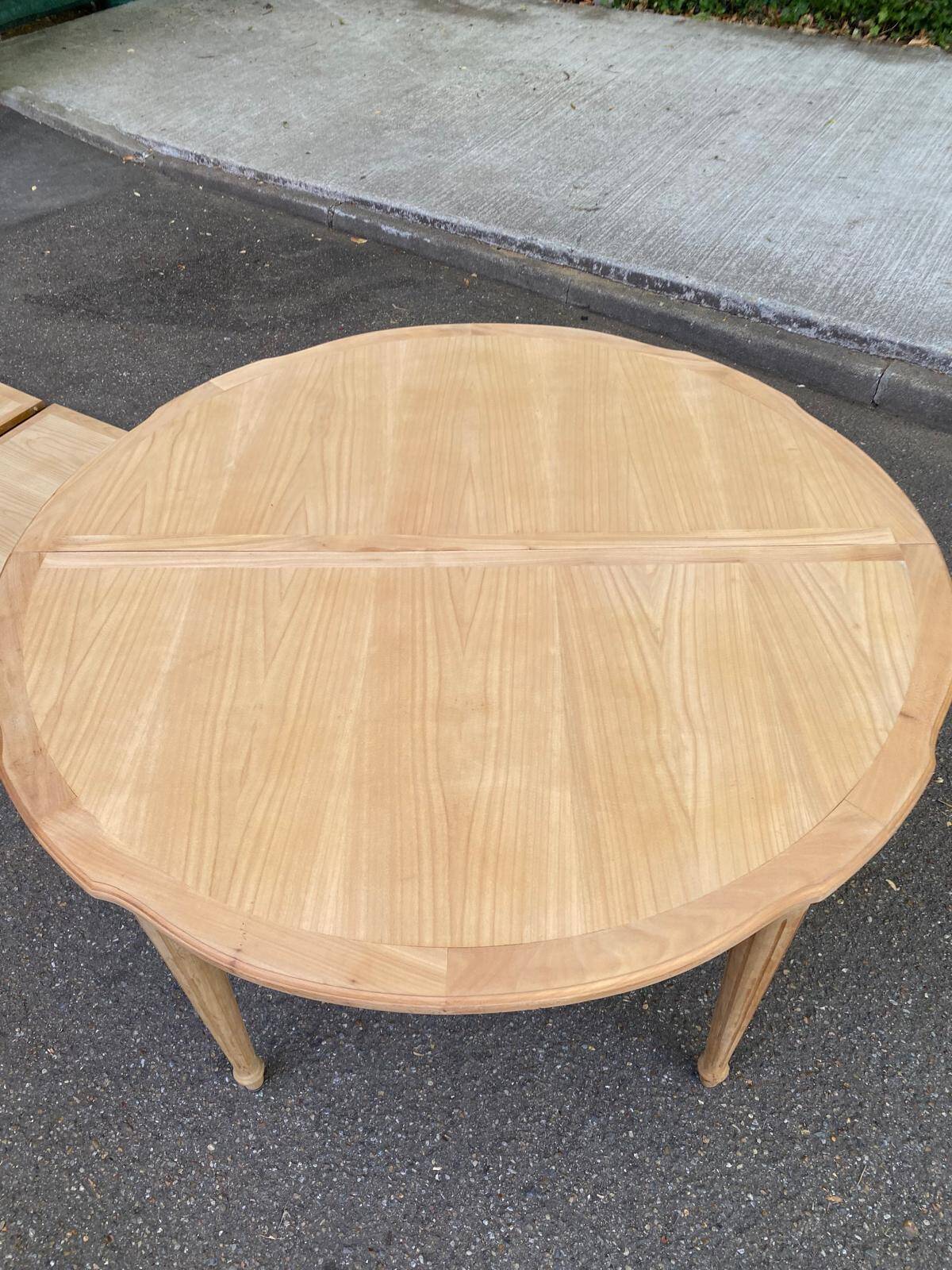 Extendable round table in renovated Louis XVI style, made of light wood, with 2 extensions.