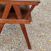 Table d’appoint vintage des années 50 en hêtre chêne et peuplier pieds compas