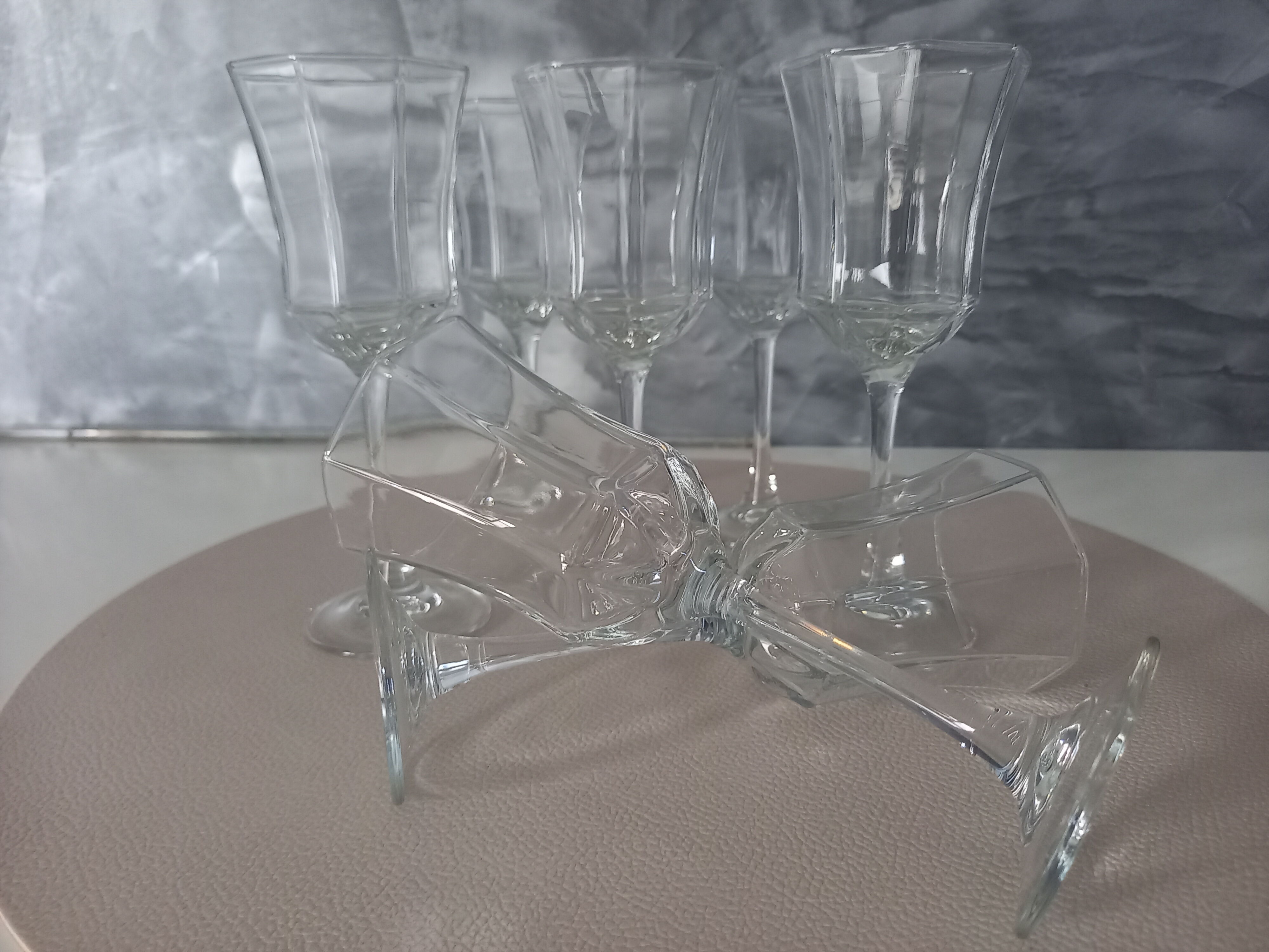 Set of 7 glasses on foot
