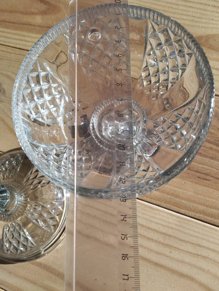 Footed glass bonbonnière – Fine design, Art Deco spirit