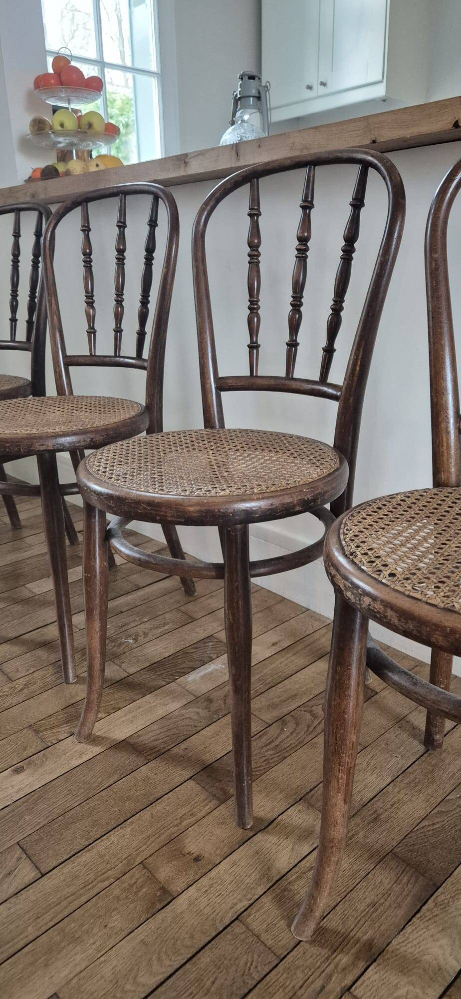 Lot de 4 chaises signées Thonet avec cannage