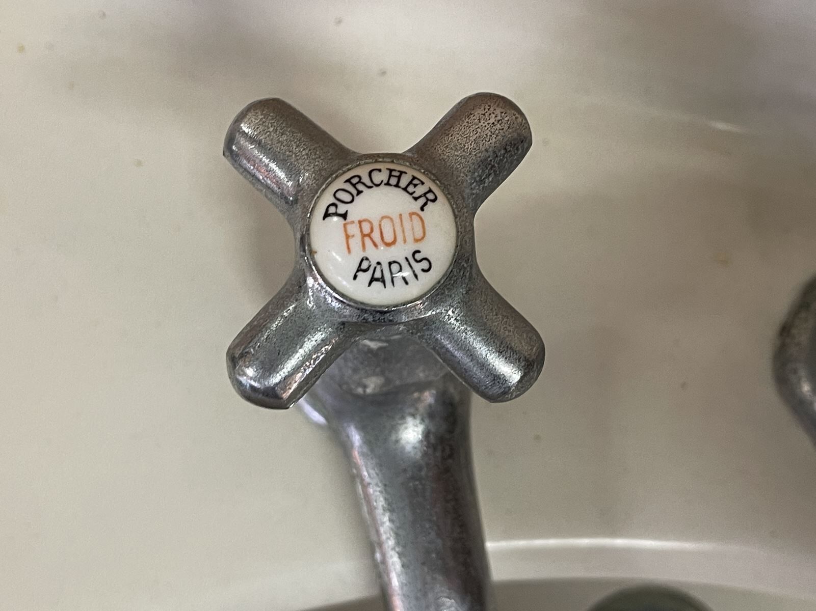 1930s standing washbasin