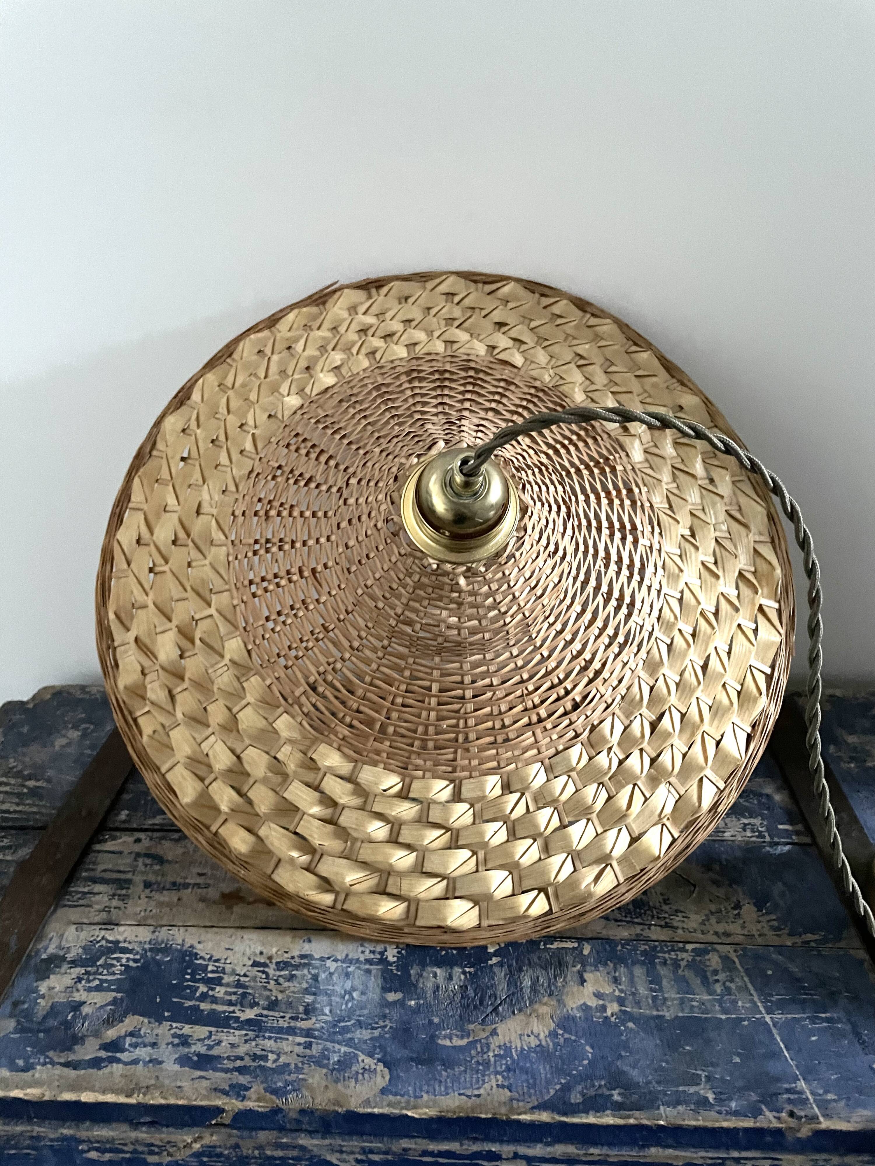 Vintage suspension in woven wicker