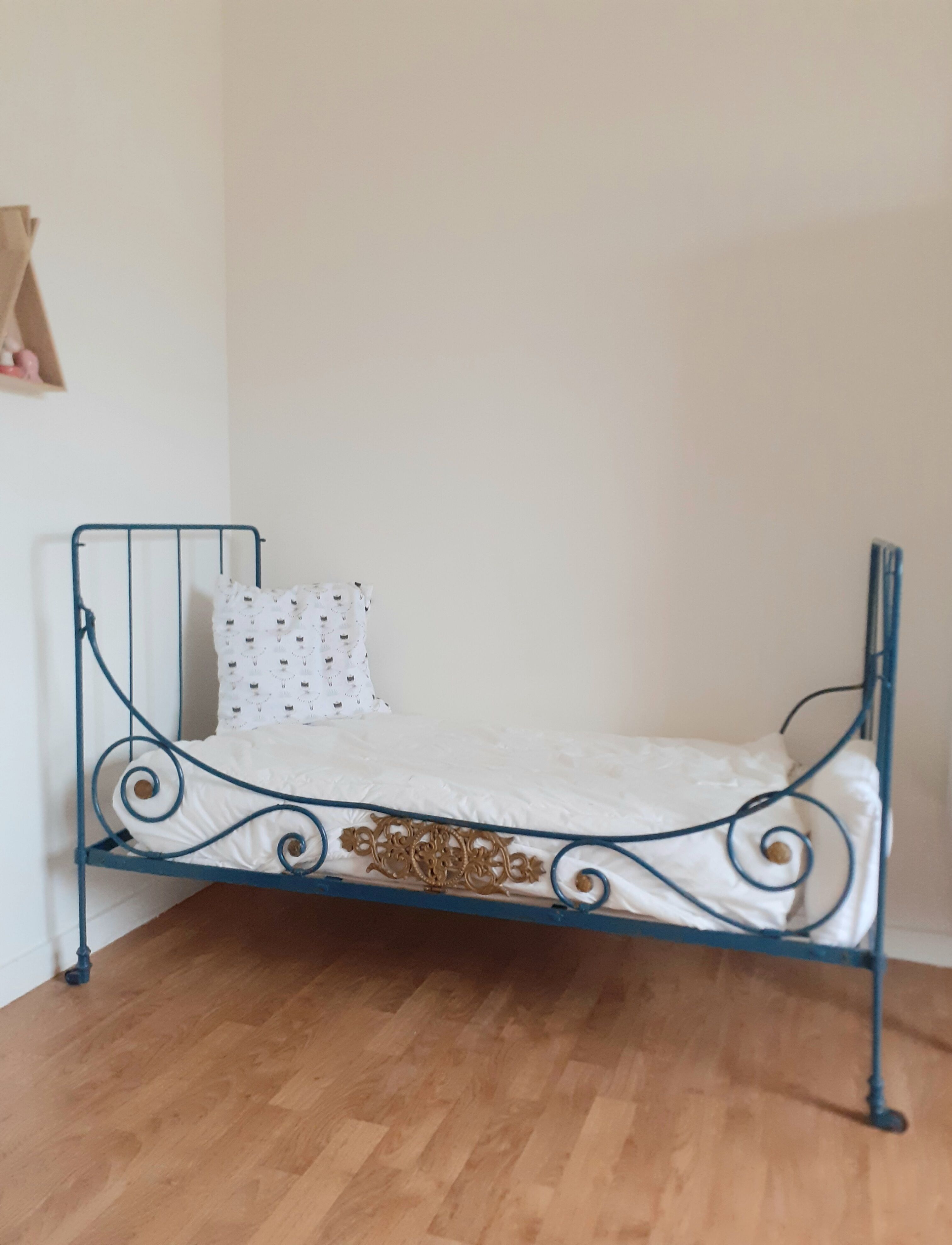 Wrought iron child bench bed