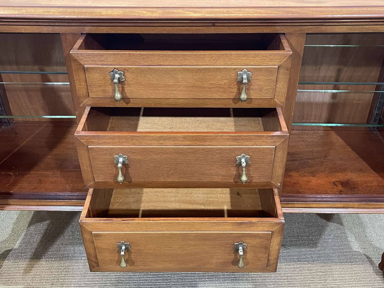 English enfilade from the early 20th century in mahogany.