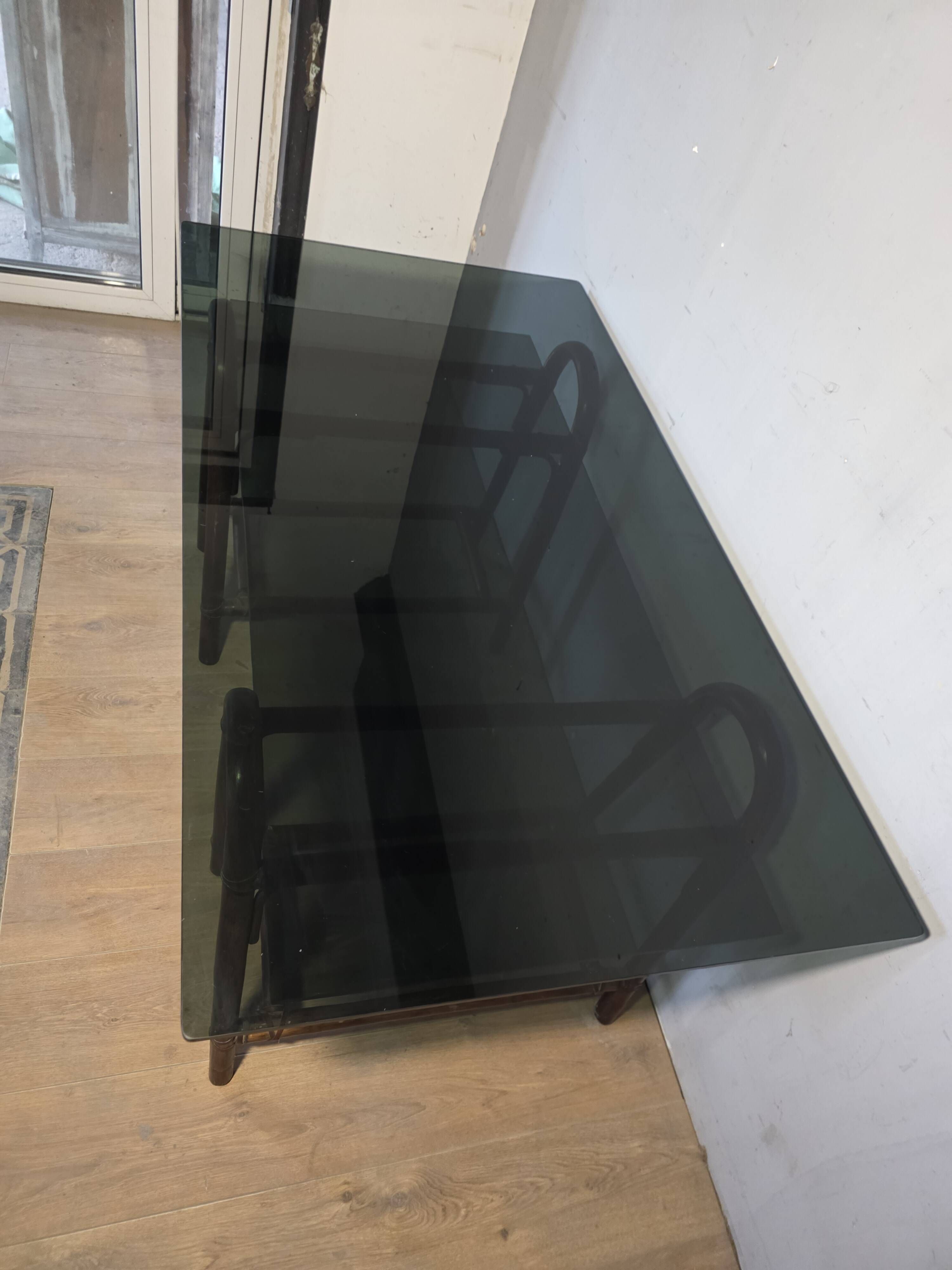 Bureau en rotin double plateau en verre fumé, années 70.