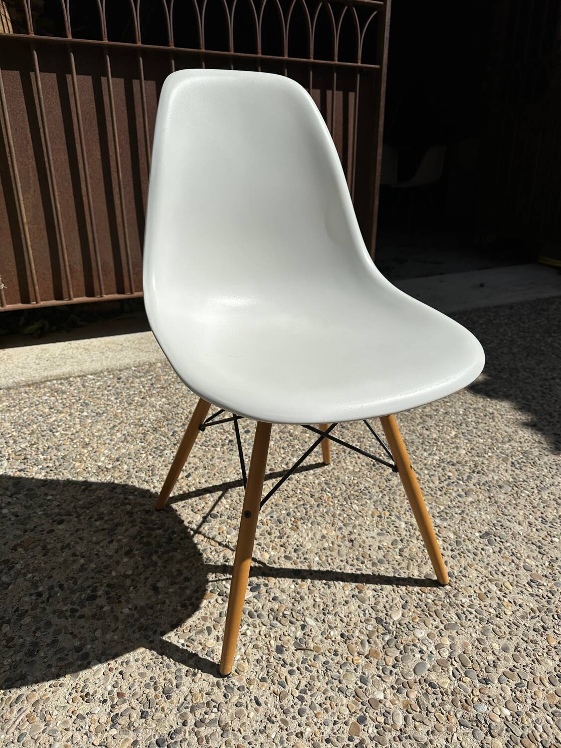 Chaise eames plastique blanche vitra