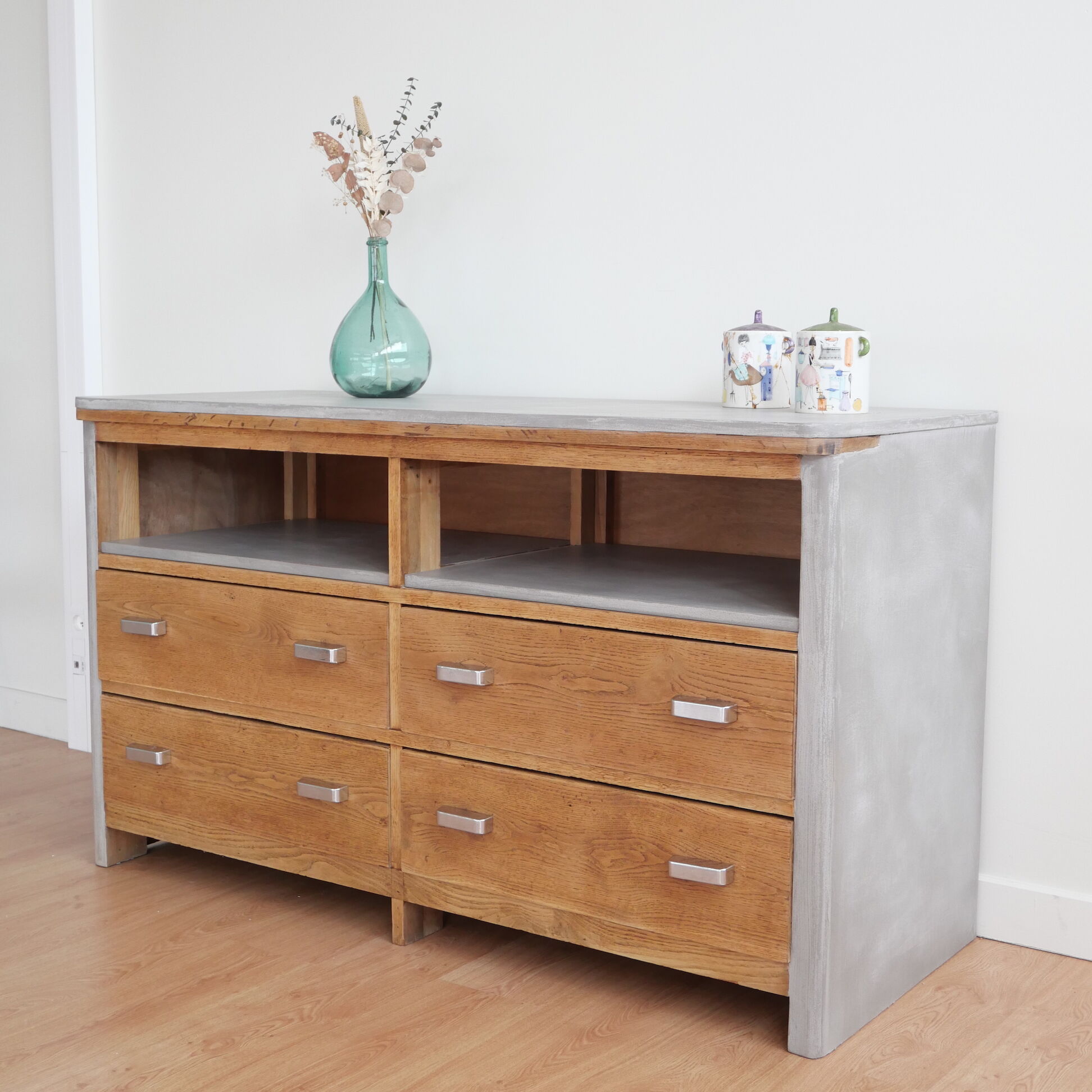 Craft furniture in wood and waxed concrete
