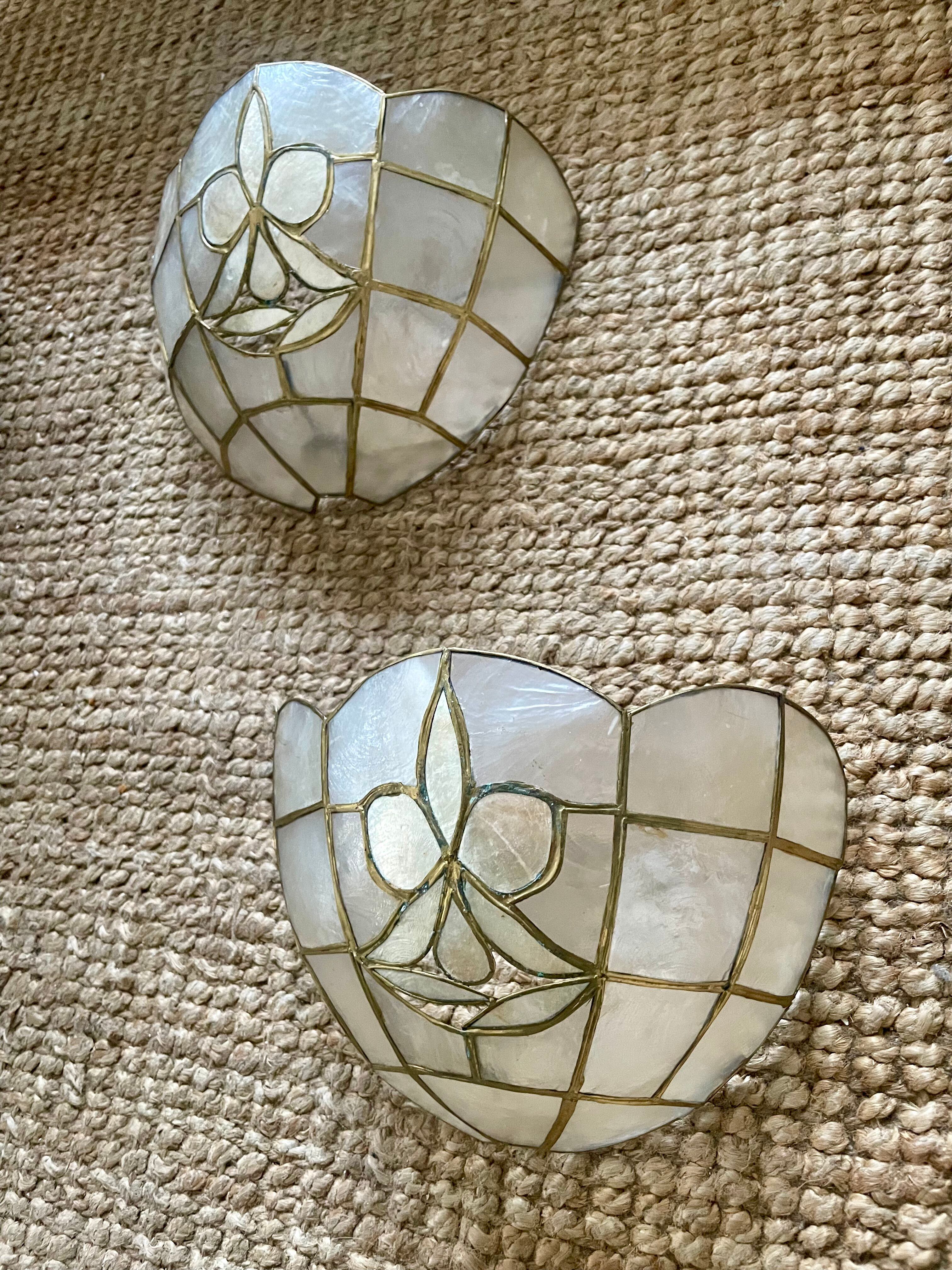 Pair of vintage wall lights in mother-of-pearl and gilded brass.
