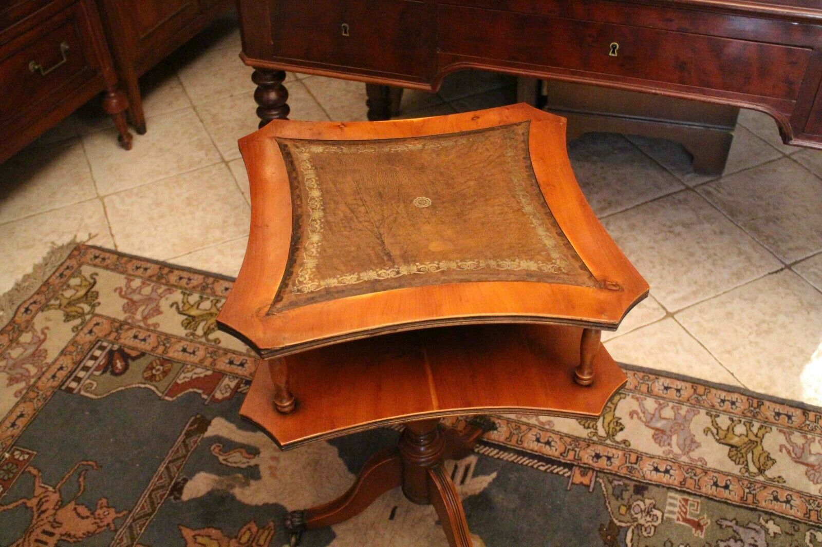 Pedestal table on two levels end of sofa base English style claws