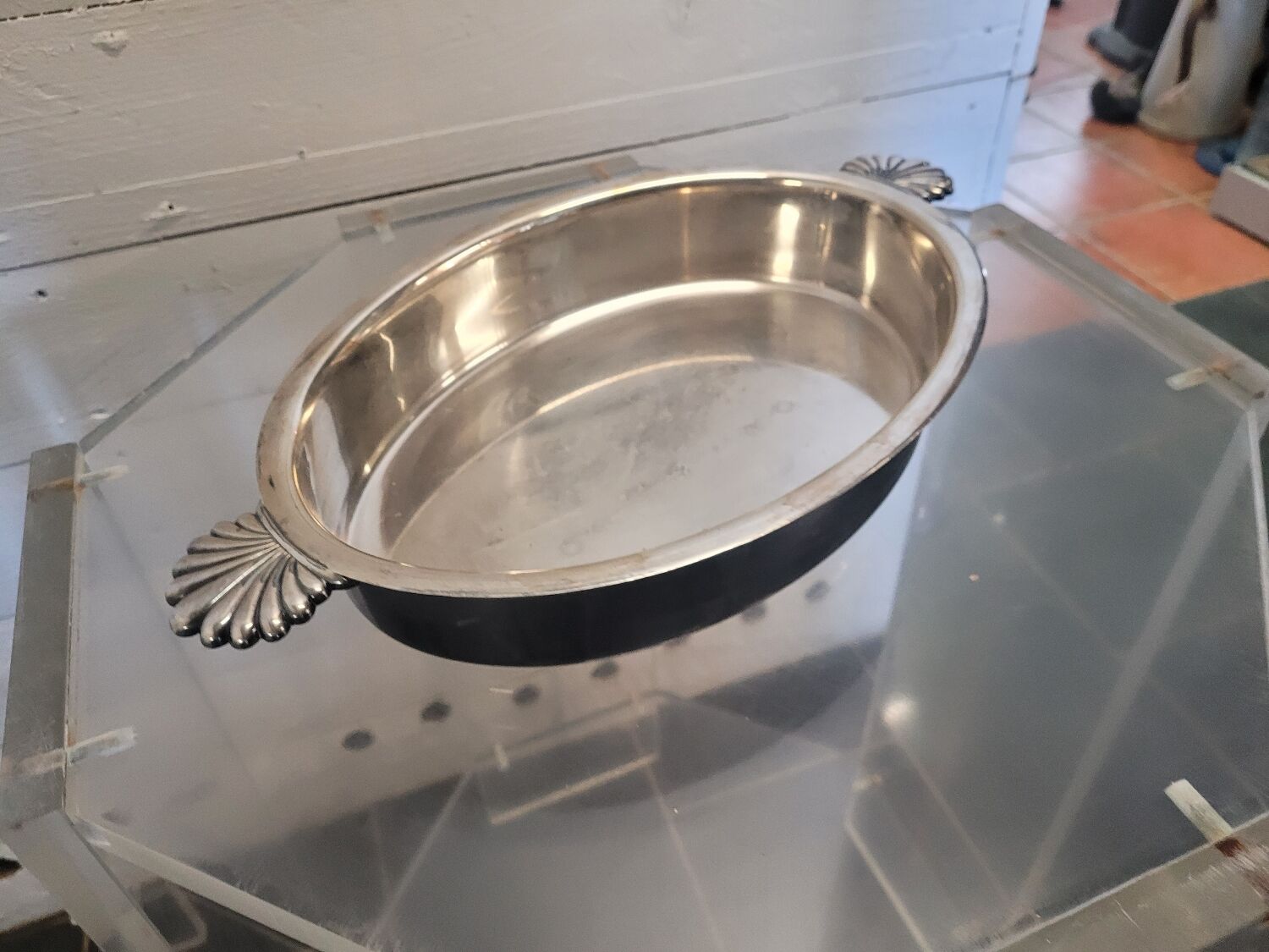 Hollow plate in silver metal